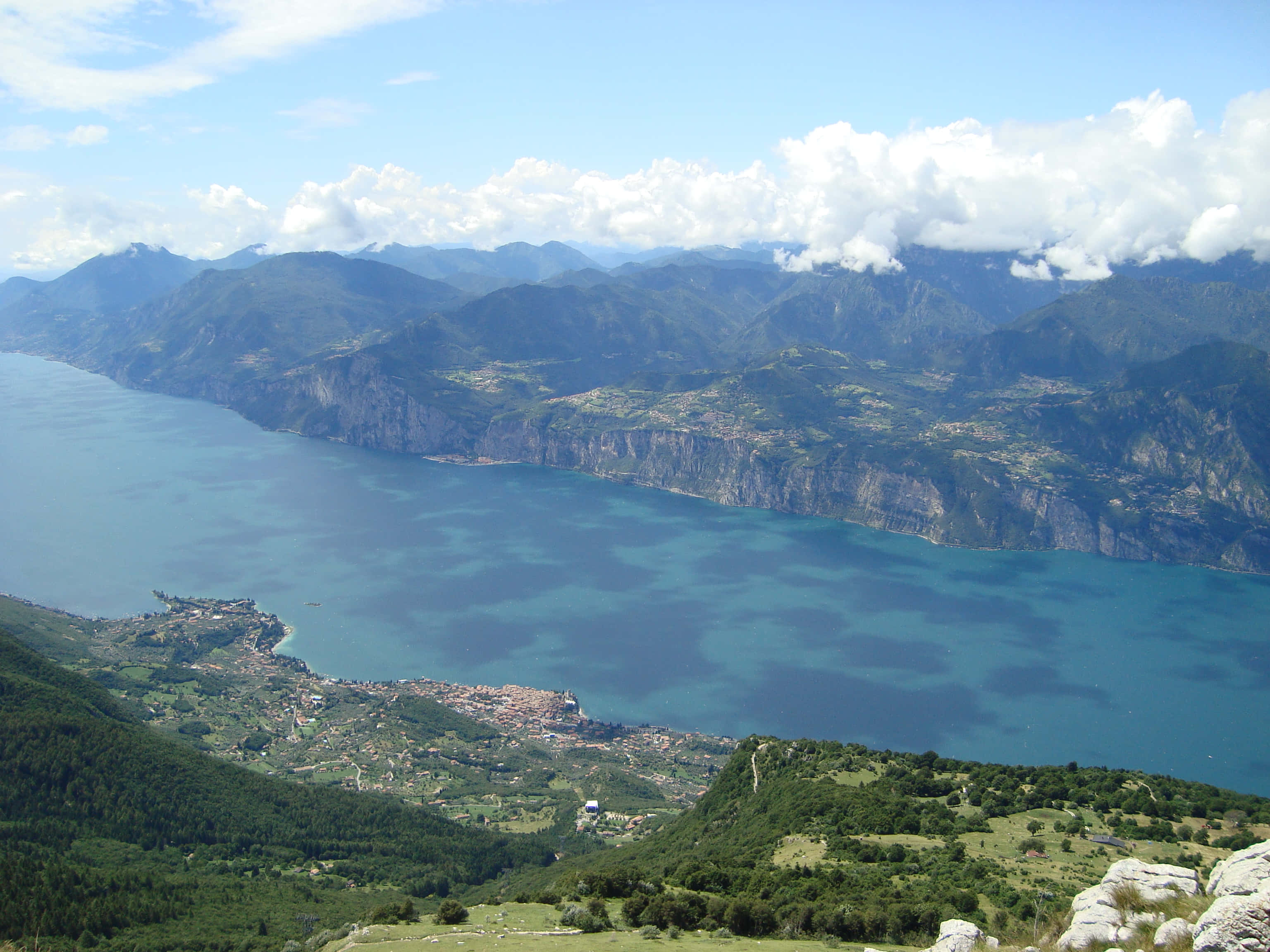 Lago Di Garda, turquoise lake, lush green mountains, 2K Desktop Wallpaper