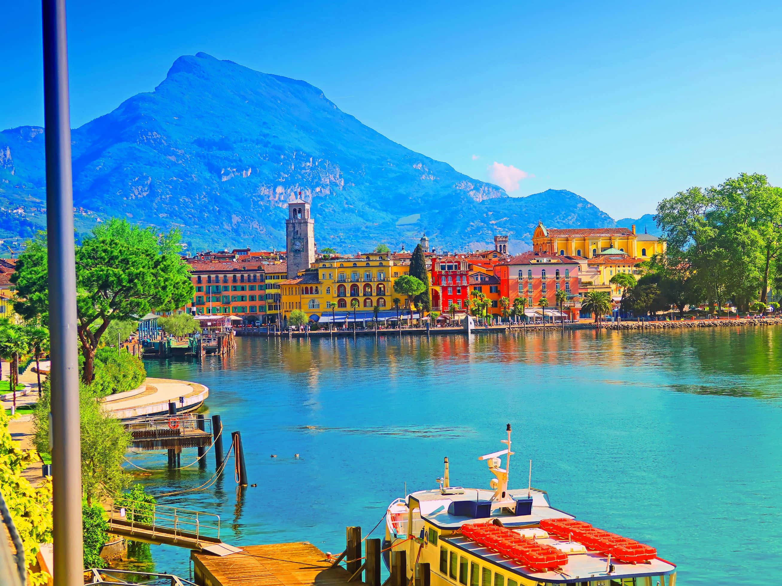 Lago Di Garda, colorful buildings, boat docked, 2K Desktop Wallpaper