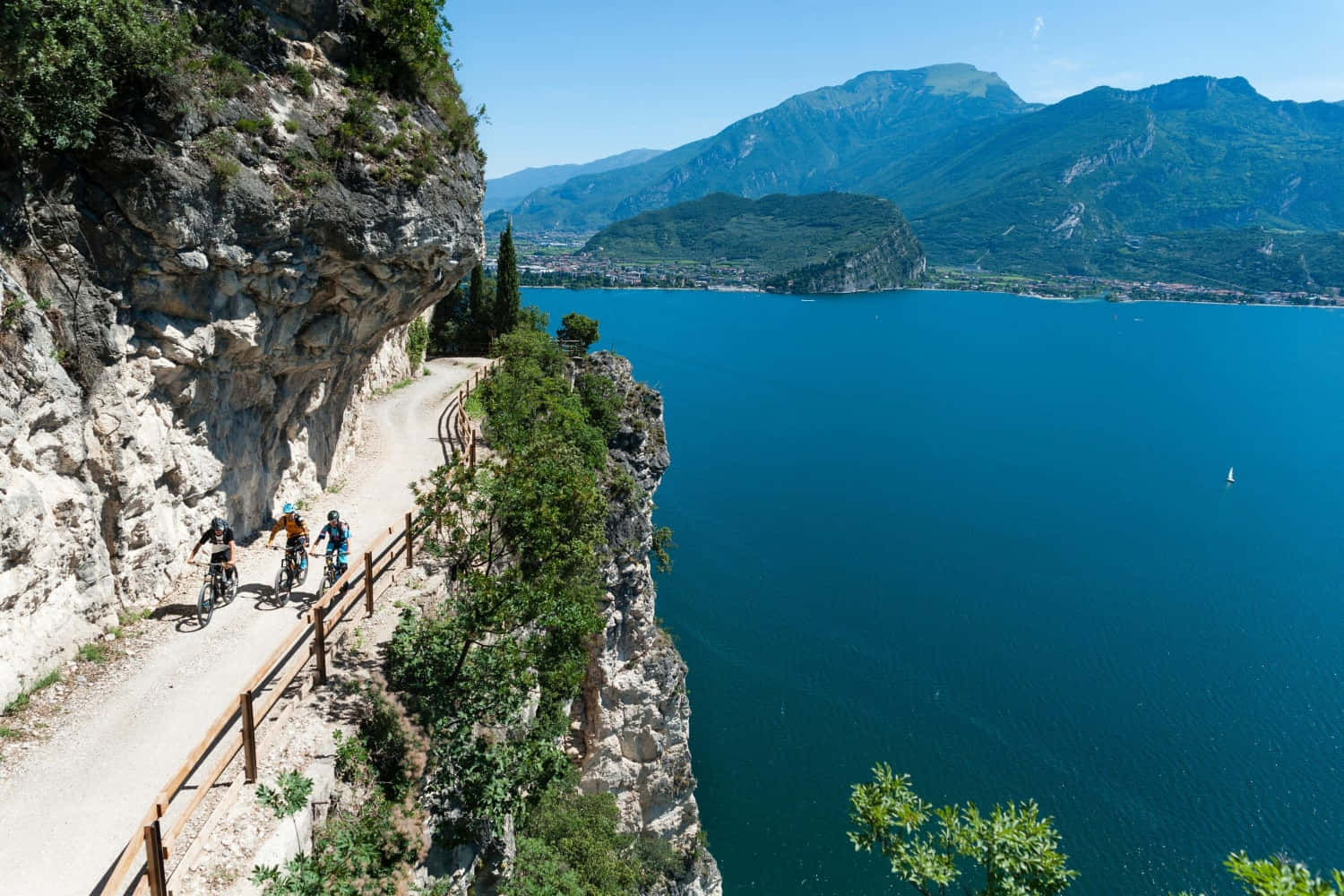 Lago Di Garda, cliffside path, vibrant turquoise lake, HD Desktop Wallpaper