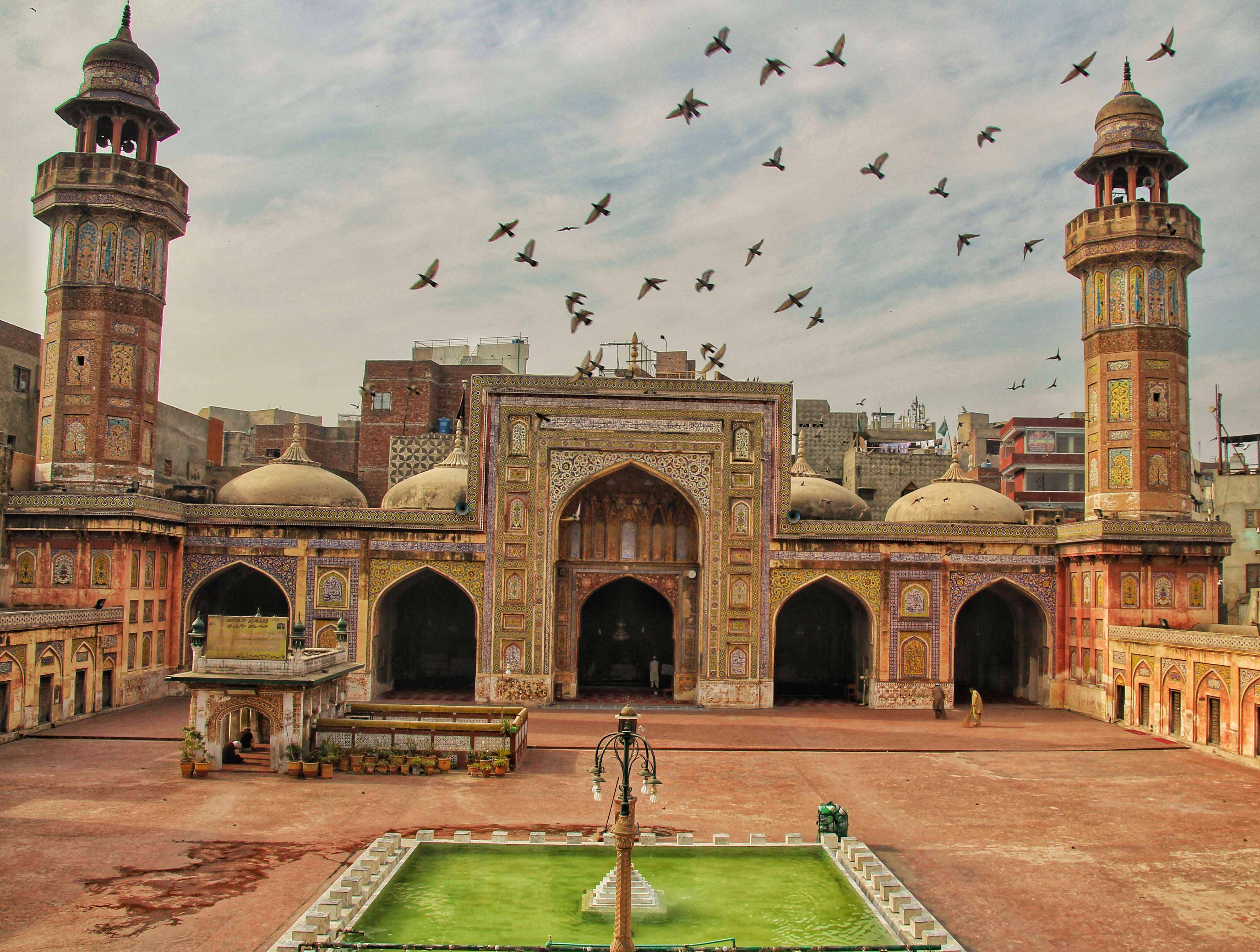 Lahore, historic mosque, ornate domes, 4K Desktop Wallpaper
