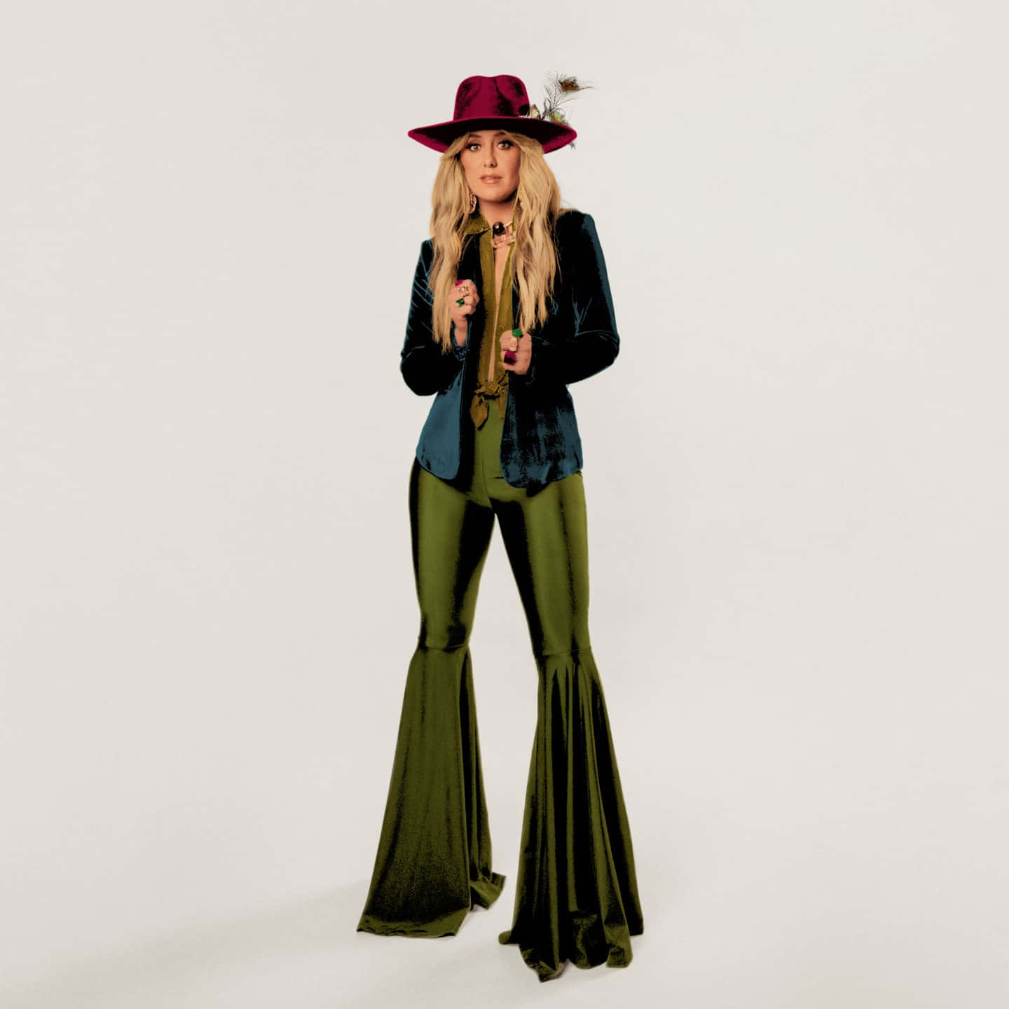 Lainey Wilson, maroon feathered hat, olive green velvet flared pants, HD Desktop Wallpaper
