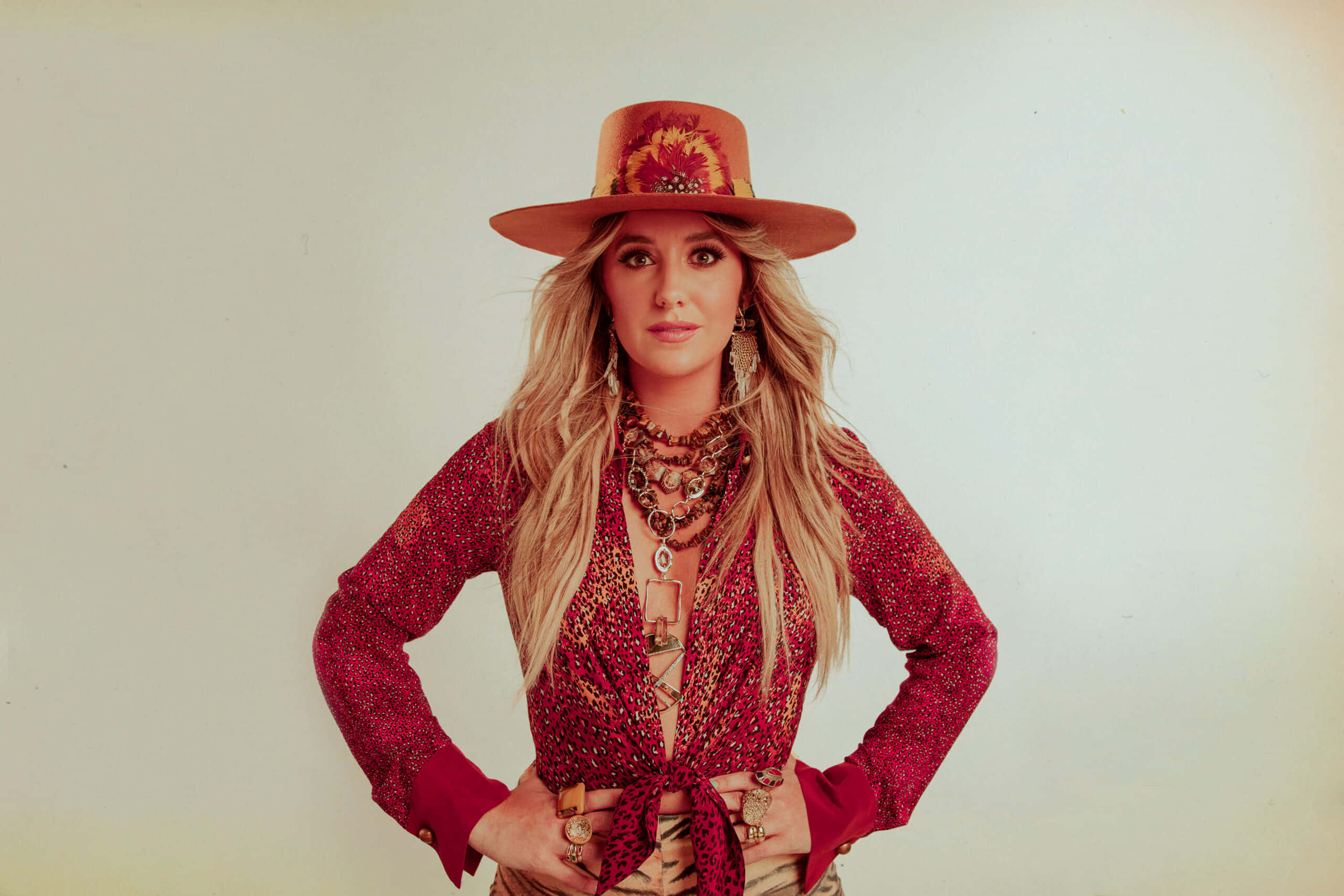Lainey Wilson, red patterned hat, matching outfit, 2K Desktop Wallpaper