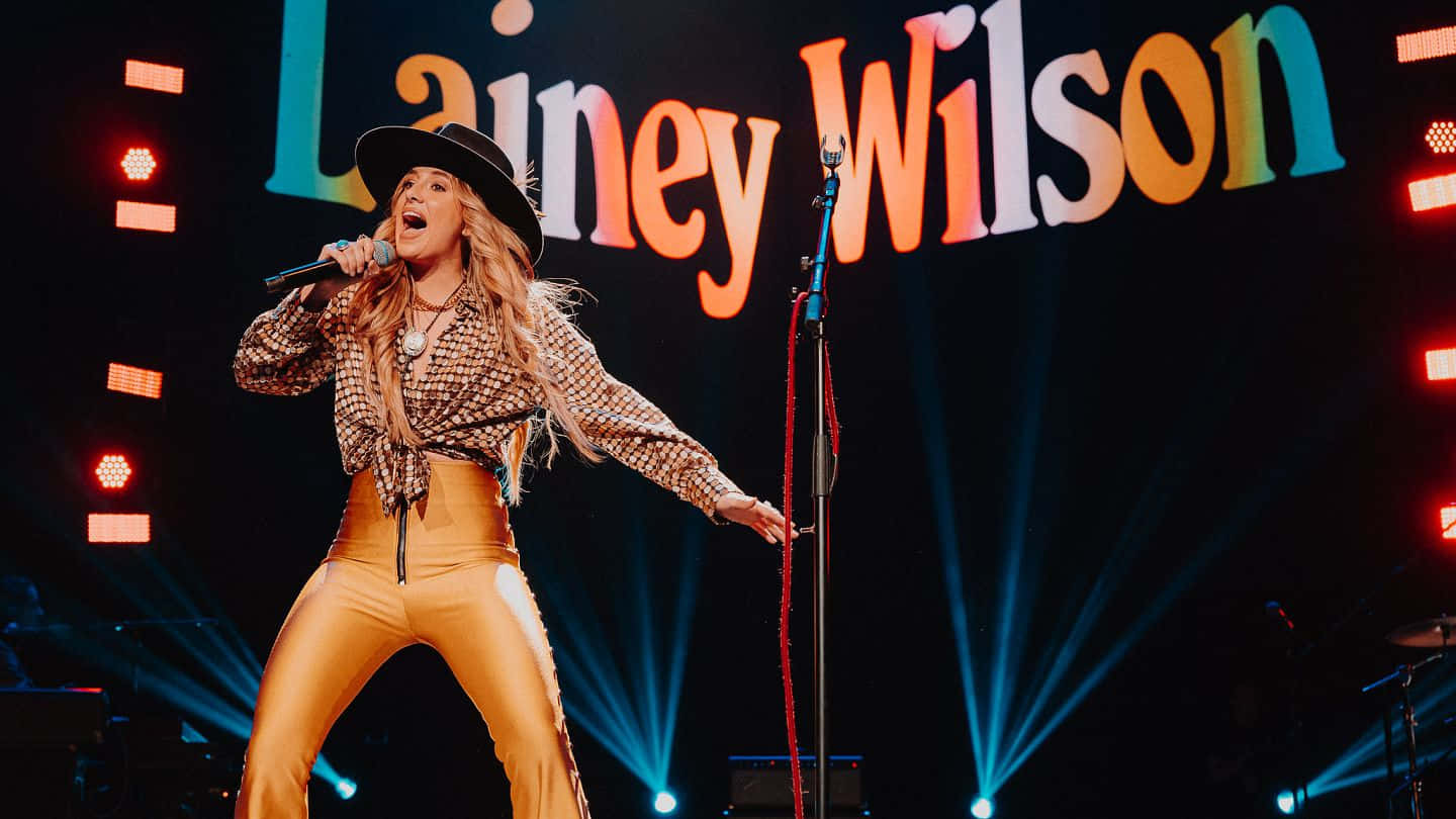 Lainey Wilson, cowboy hat, gold pants, HD Desktop Wallpaper