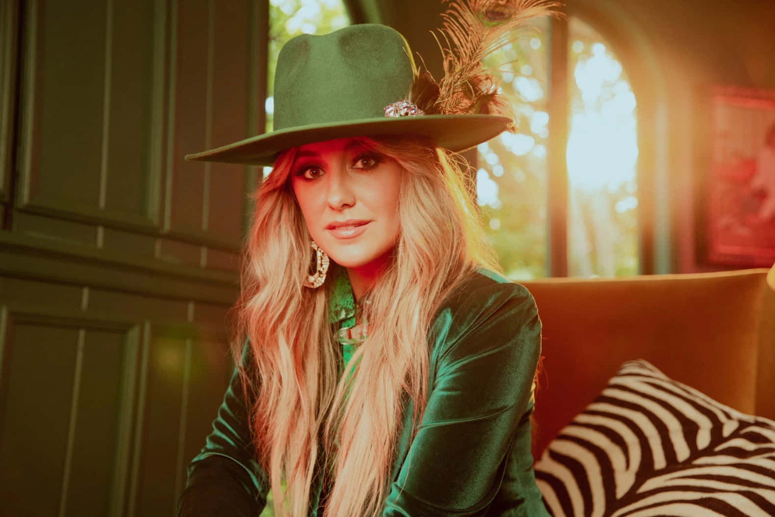 Lainey Wilson, green velvet hat, feather, HD Desktop Wallpaper