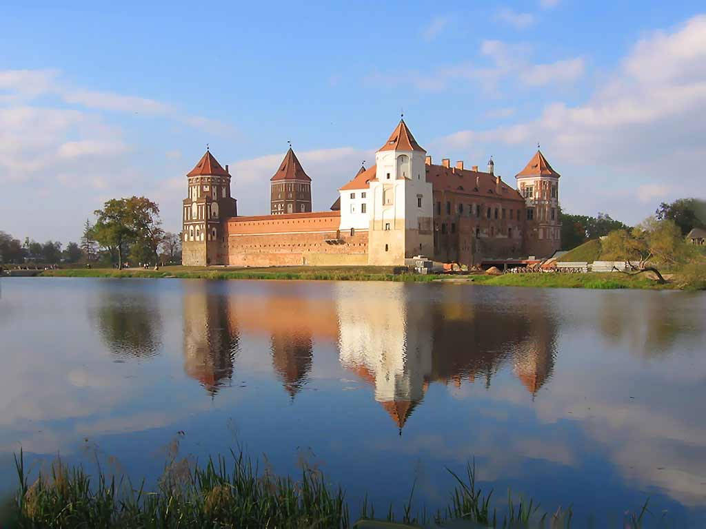 ancient belarus castle, red roofs, white walls, SD Desktop Wallpaper
