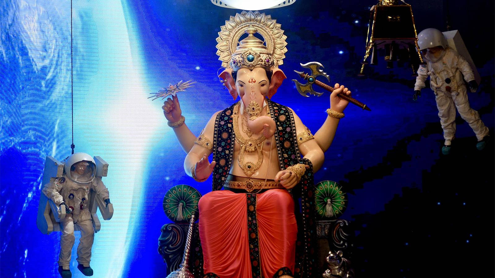Lalbaugcha Raja, golden Ganesha statue, astronauts, HD Desktop Wallpaper