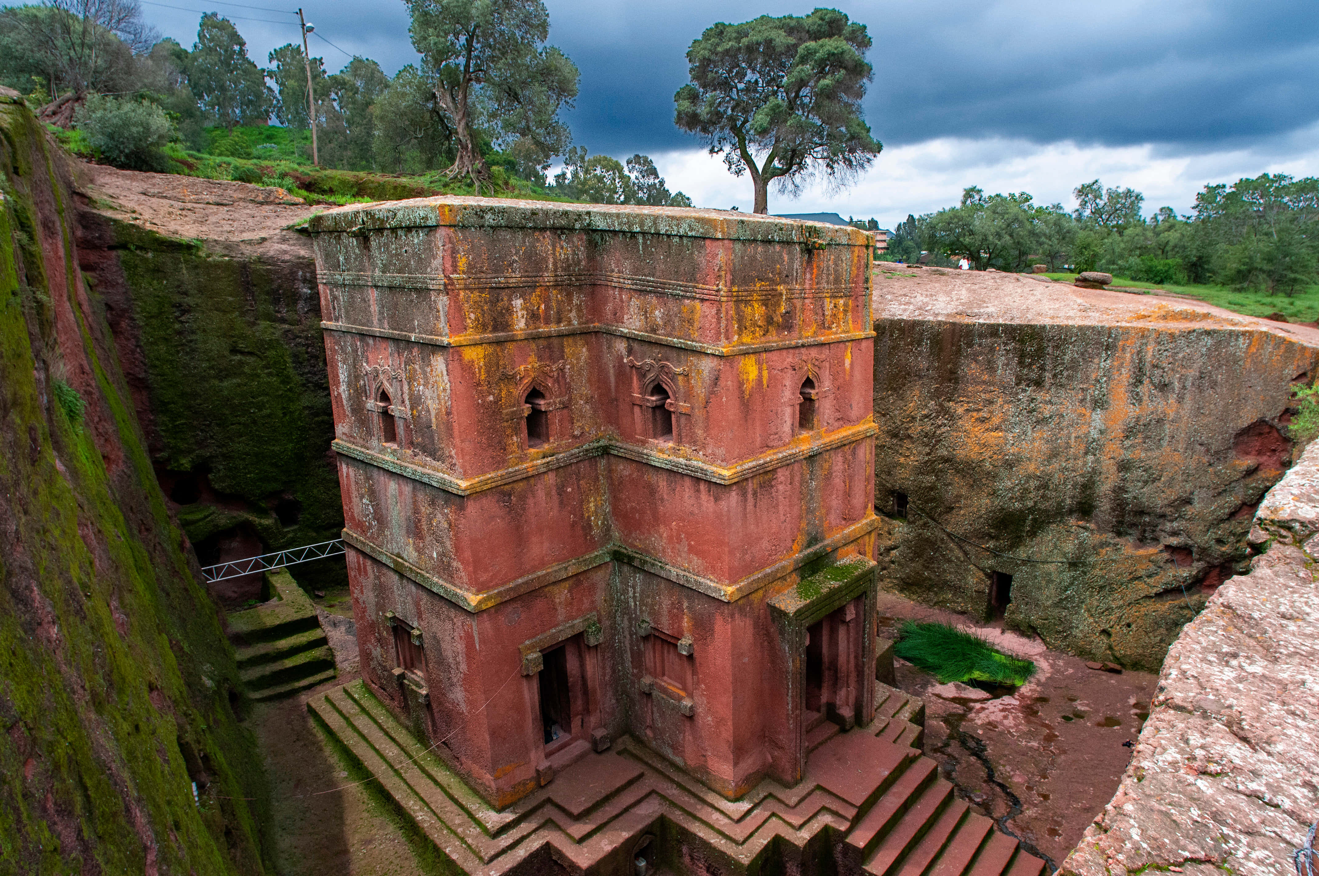 Lalibela, monolithic rock-hewn church, reddish cliffs, 4K Desktop Wallpaper