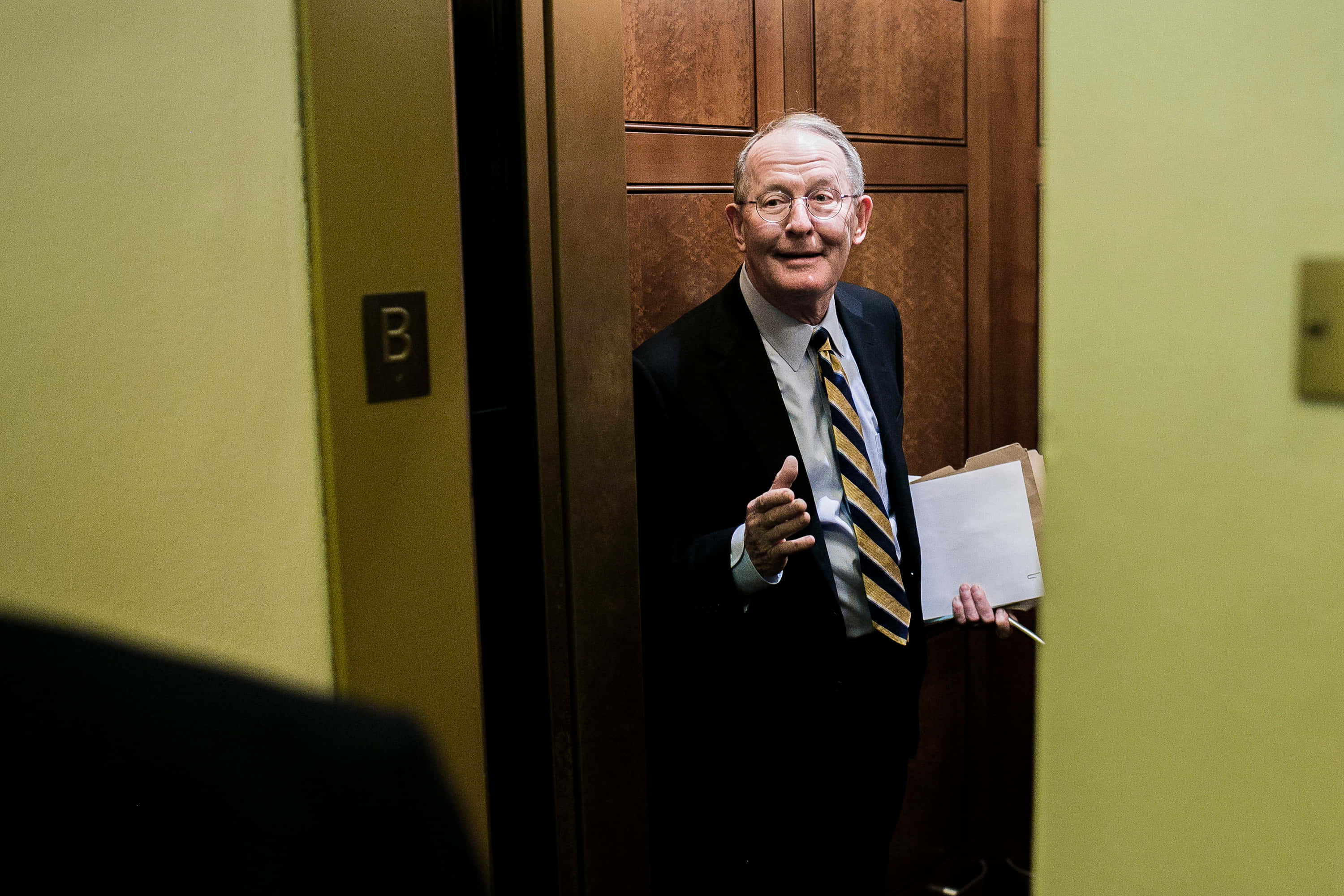Lamar Alexander, suit, striped tie, 2K Desktop Wallpaper