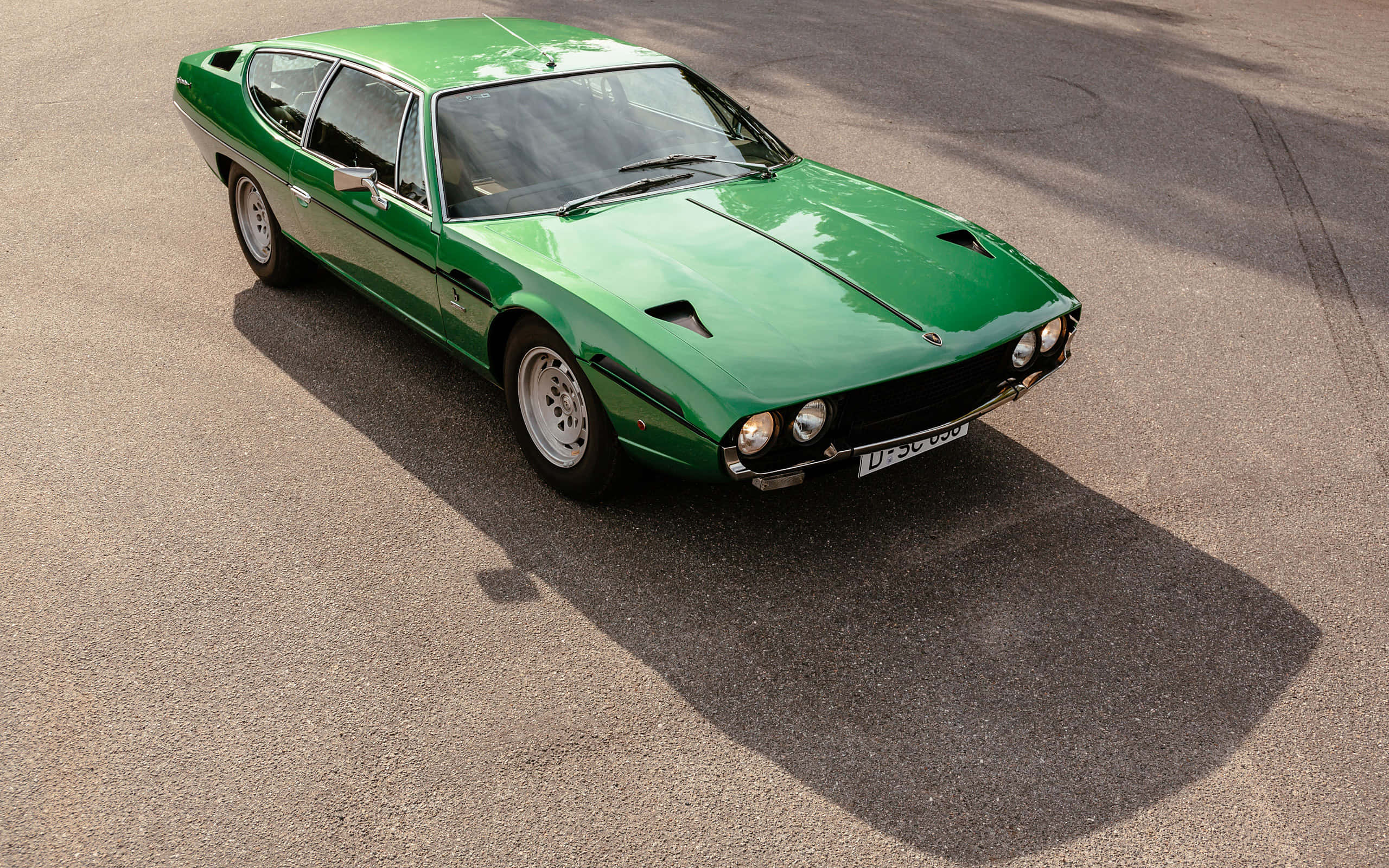 Lamborghini Espada, glossy green, asphalt, 2K Desktop Wallpaper