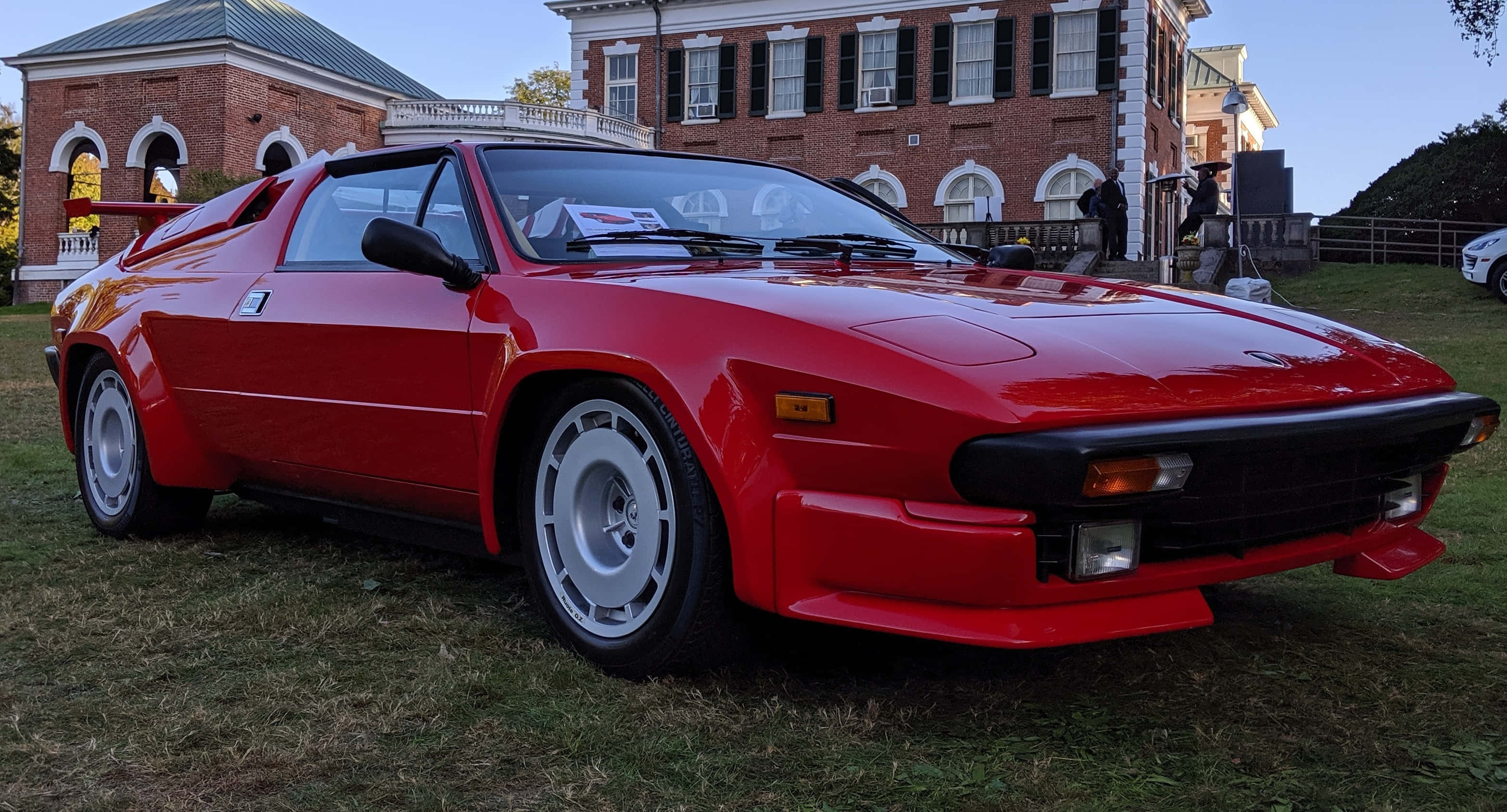 Lamborghini Jalpa, glossy red, grass, 2K Desktop Wallpaper