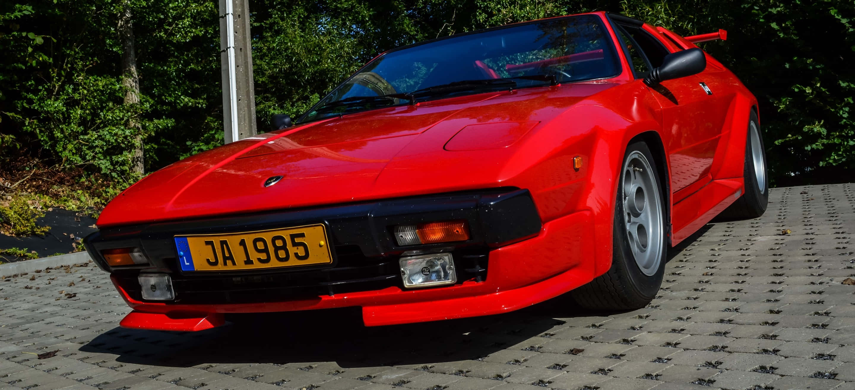 Lamborghini Jalpa, vibrant red, yellow license plate, 2K Desktop Wallpaper
