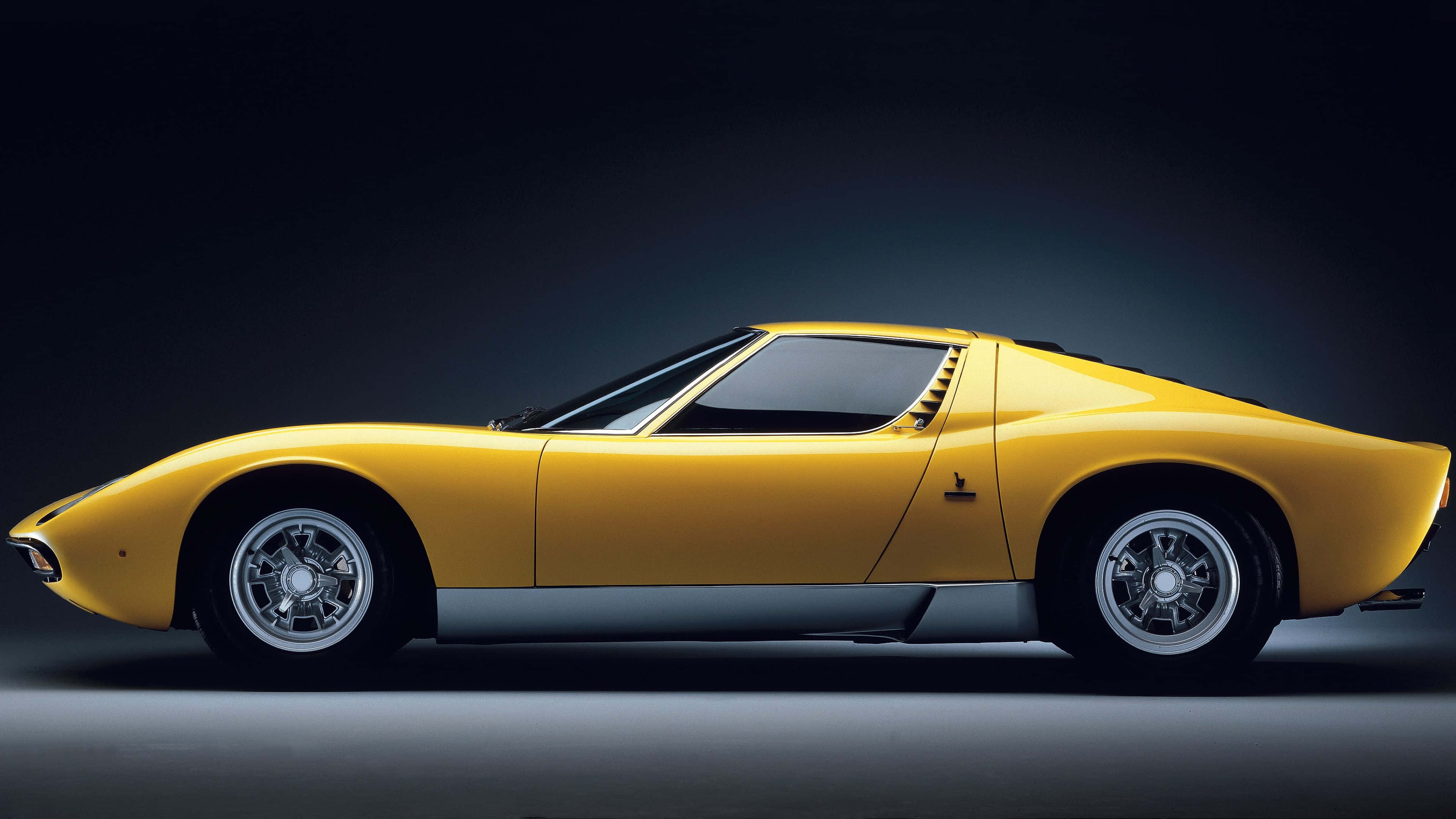 Lamborghini Miura, yellow, studio lights, 4K Desktop Wallpaper