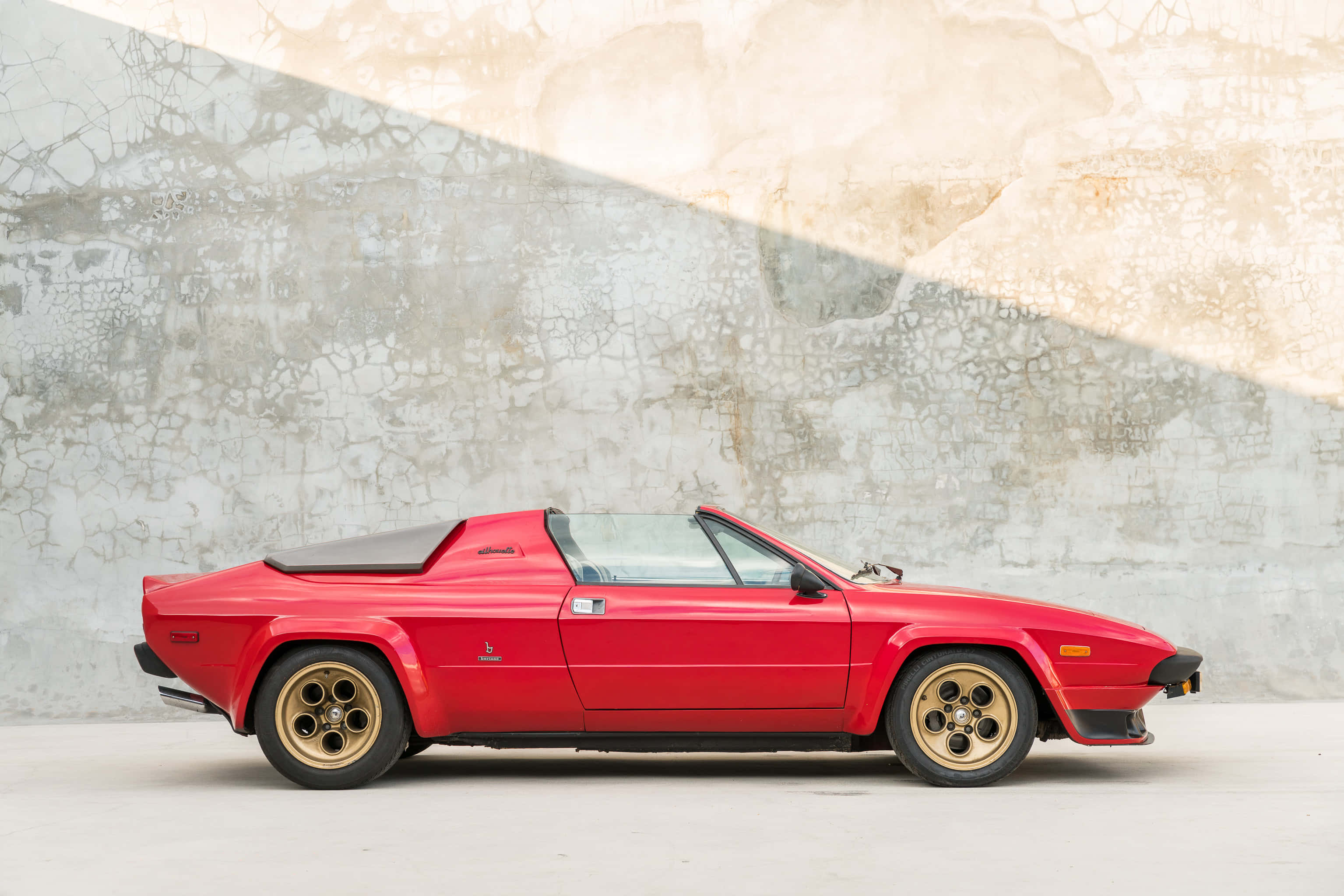 Lamborghini Silhouette, vibrant red, gold wheels, 2K Desktop Wallpaper
