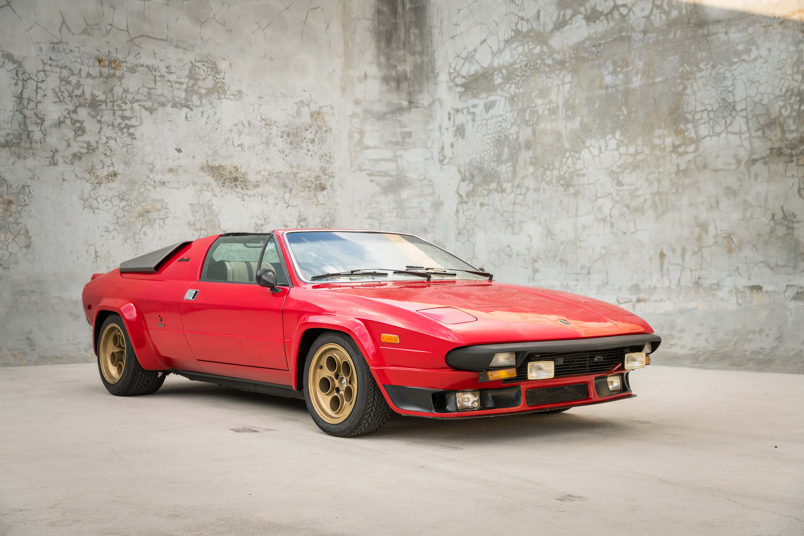 Lamborghini Silhouette, vibrant red, gold wheels, 2K Desktop Wallpaper