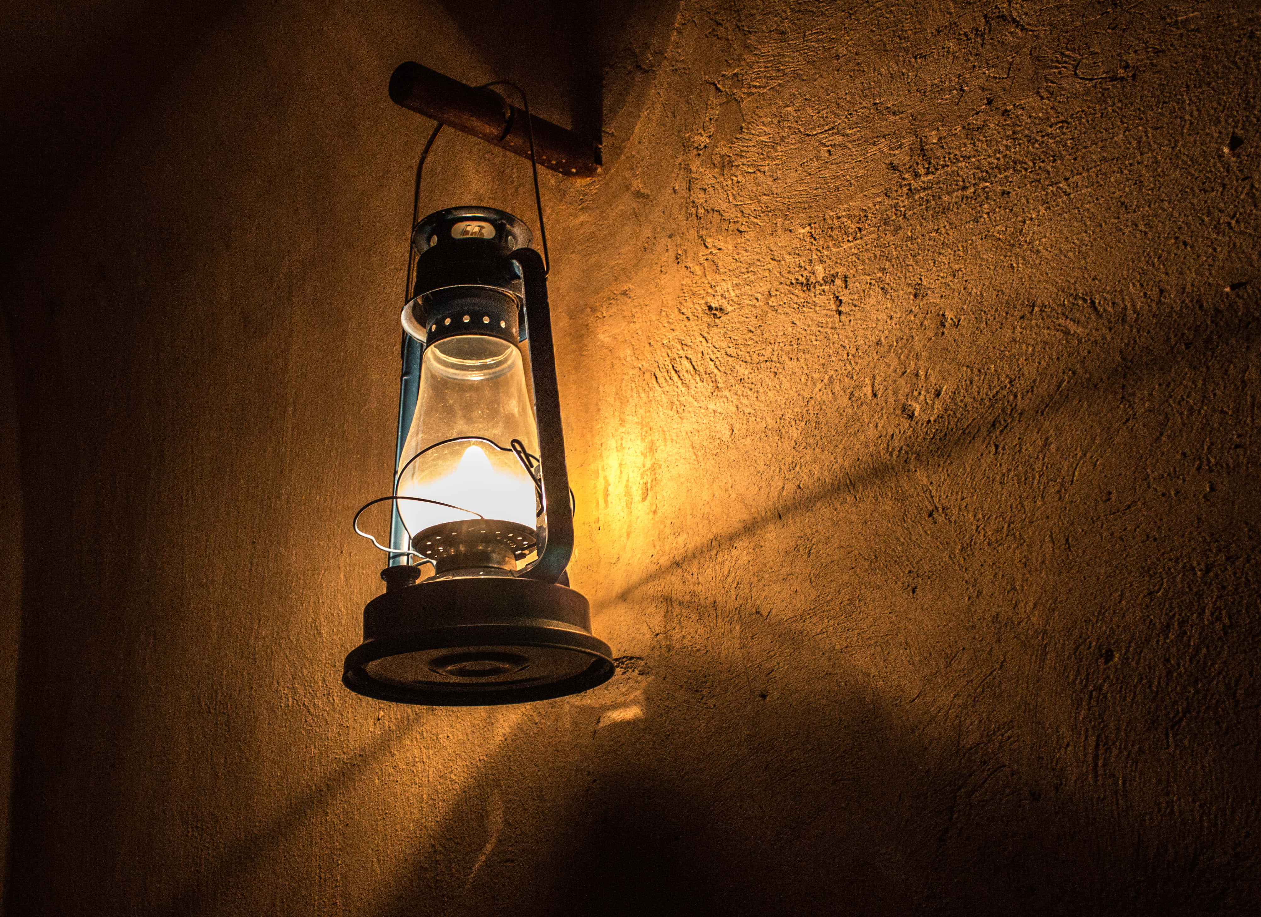 incandescent lamp, vintage lantern, warm golden glow, 4K Desktop Wallpaper