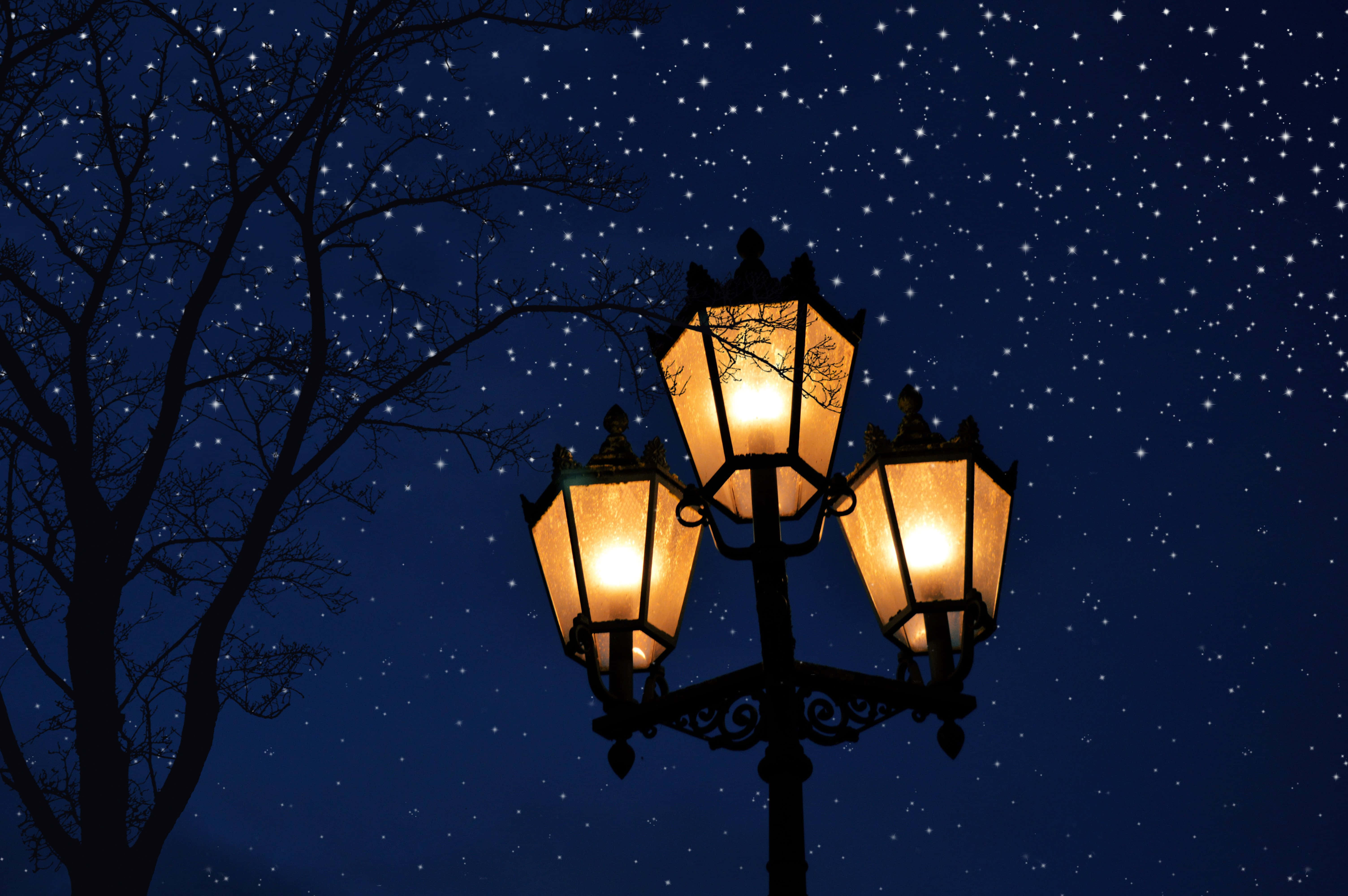 vintage street lamps, glowing, deep blue night sky, 5K Desktop Wallpaper