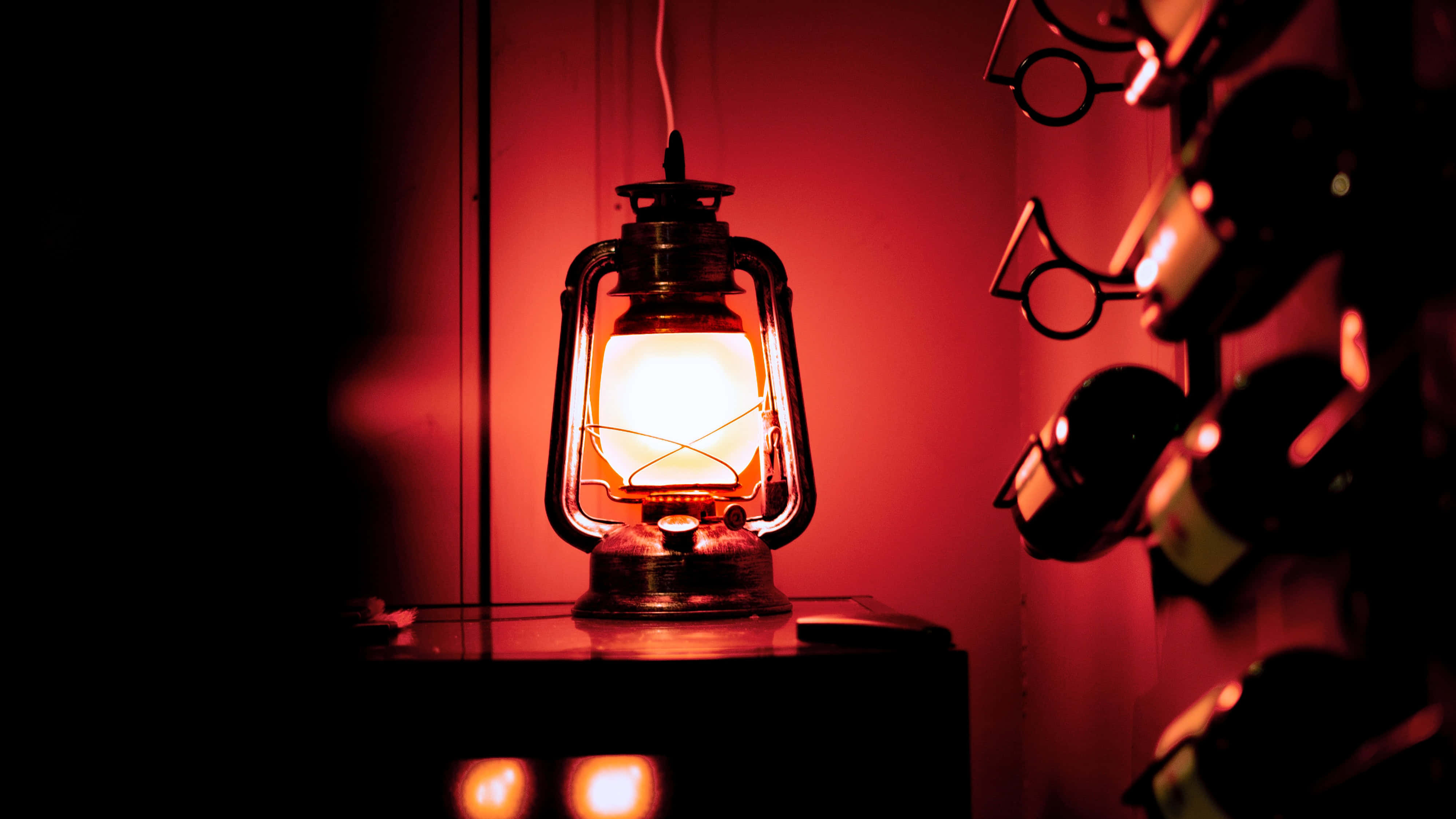 vintage lantern, glowing red, warm light, 4K Desktop Wallpaper