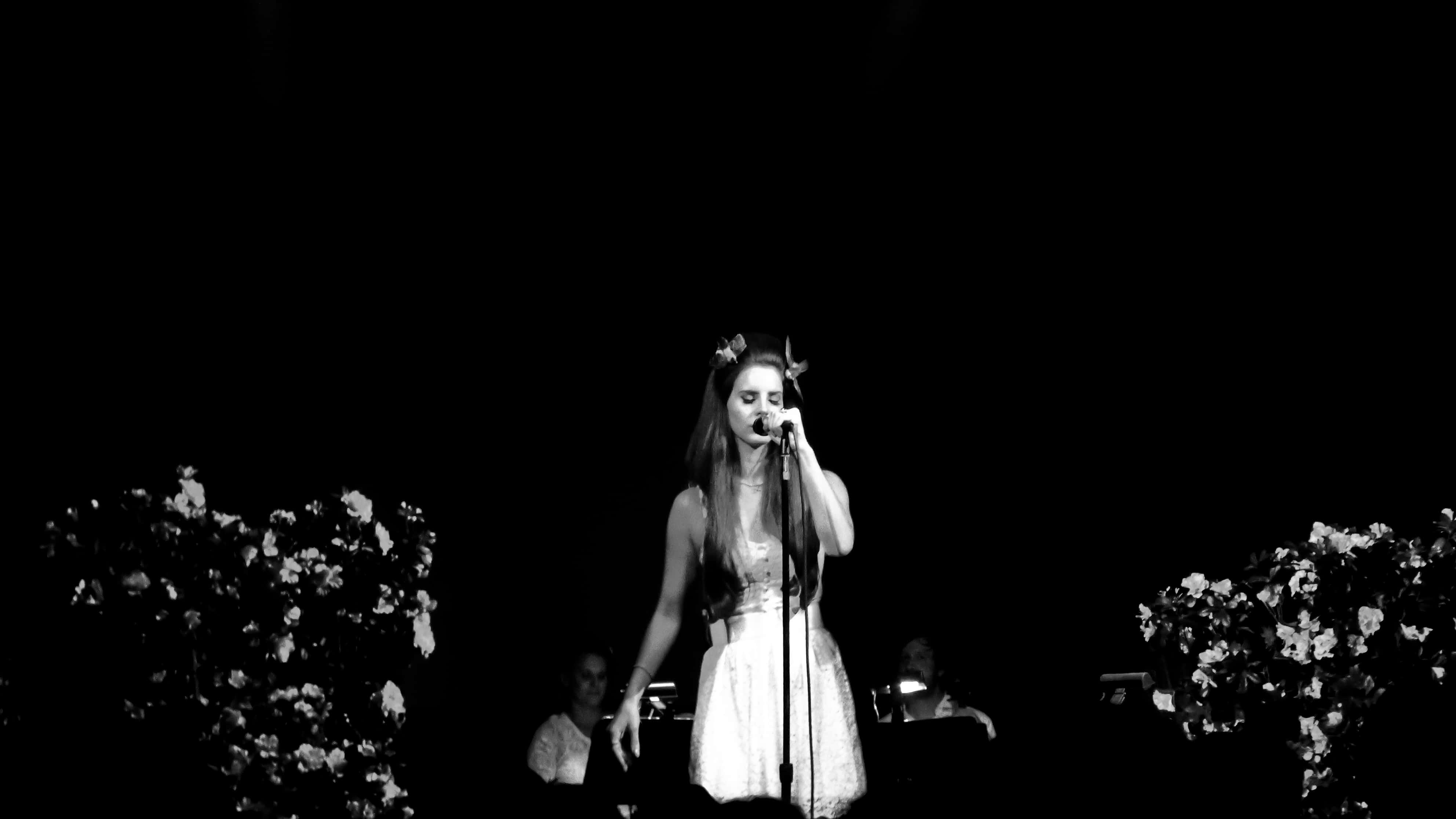 Lana Del Rey, white dress, microphone, 4K Desktop Wallpaper