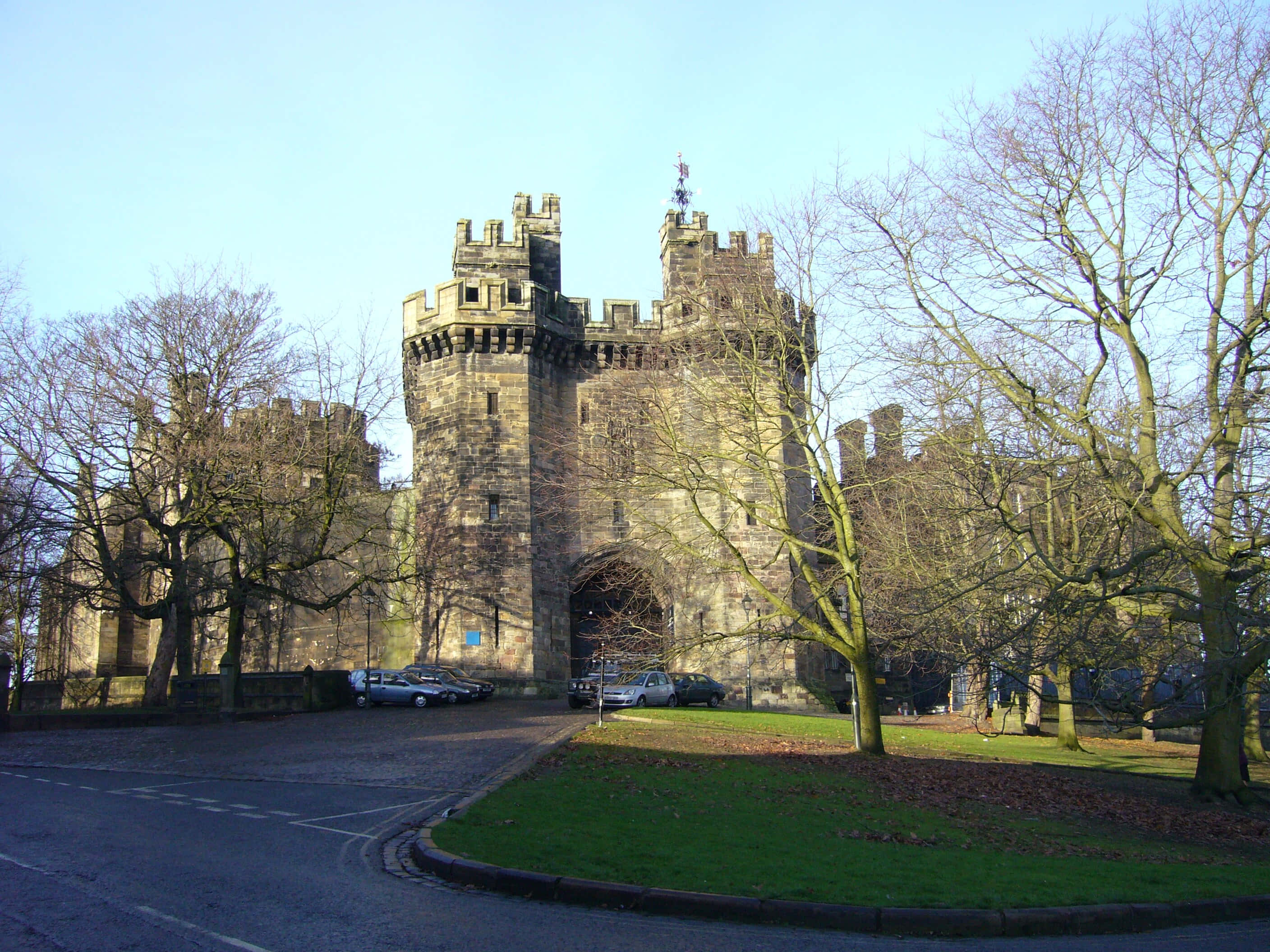 Lancaster cityscape, sunset, stone castle gatehouse, 2K Desktop Wallpaper