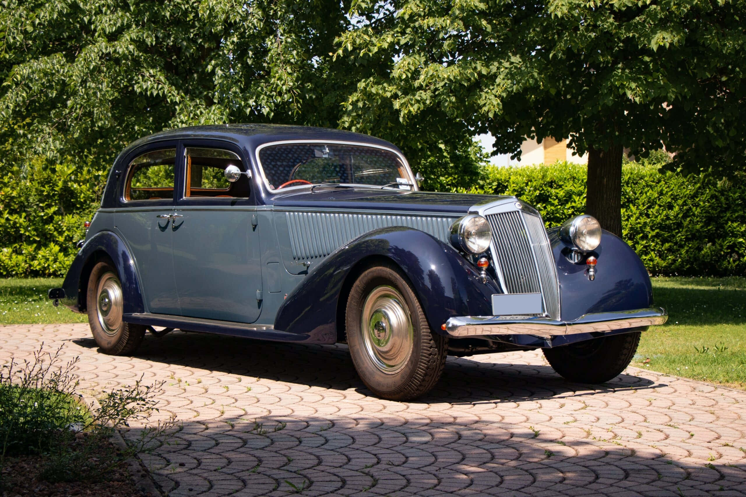 Lancia Astura, vintage blue car, chrome accents, 2K Desktop Wallpaper