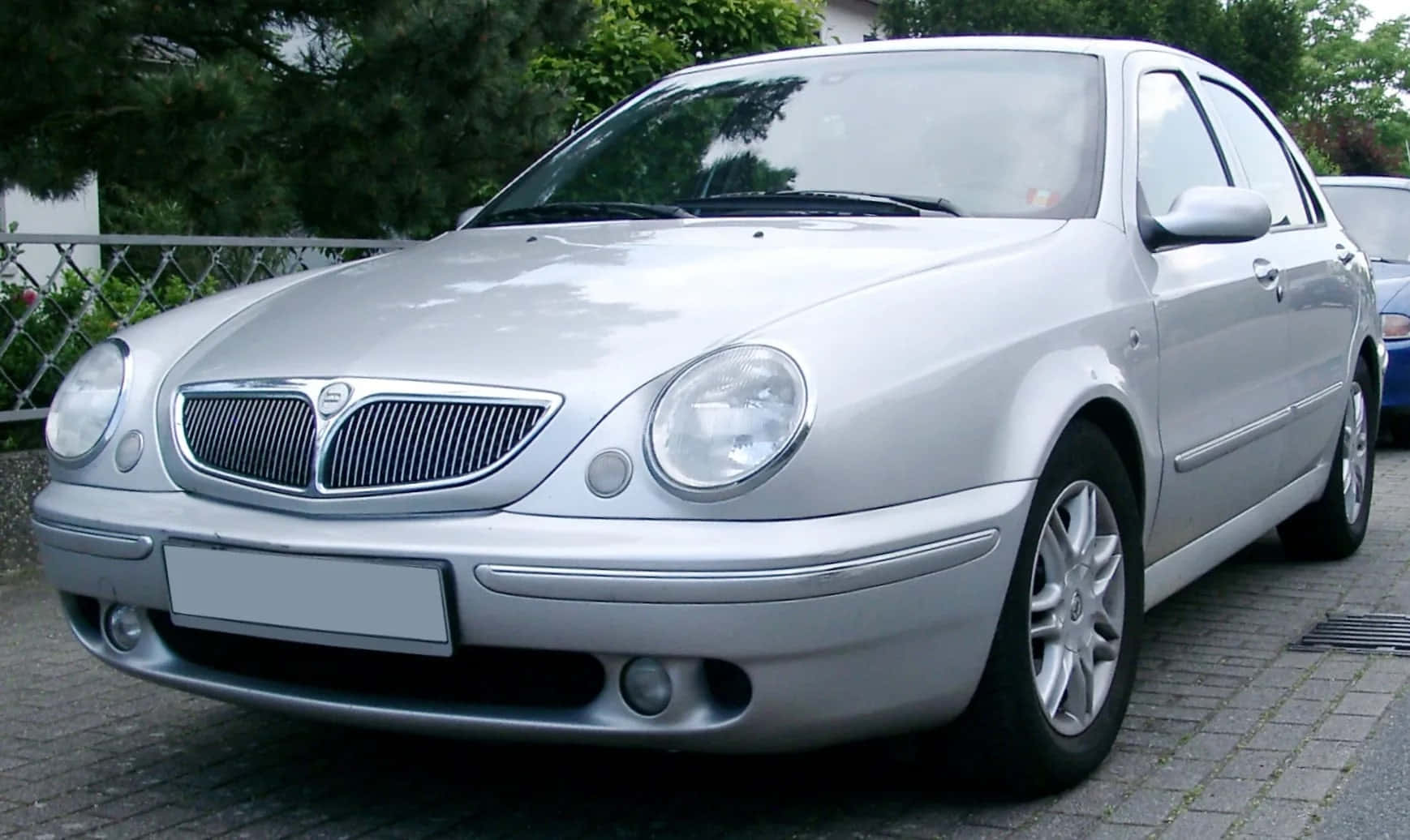 silver Lancia Lybra, paved driveway, green trees, HD Desktop Wallpaper