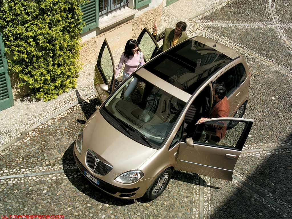 Lancia Musa, golden minivan, sunlit cobblestone courtyard, SD Desktop Wallpaper