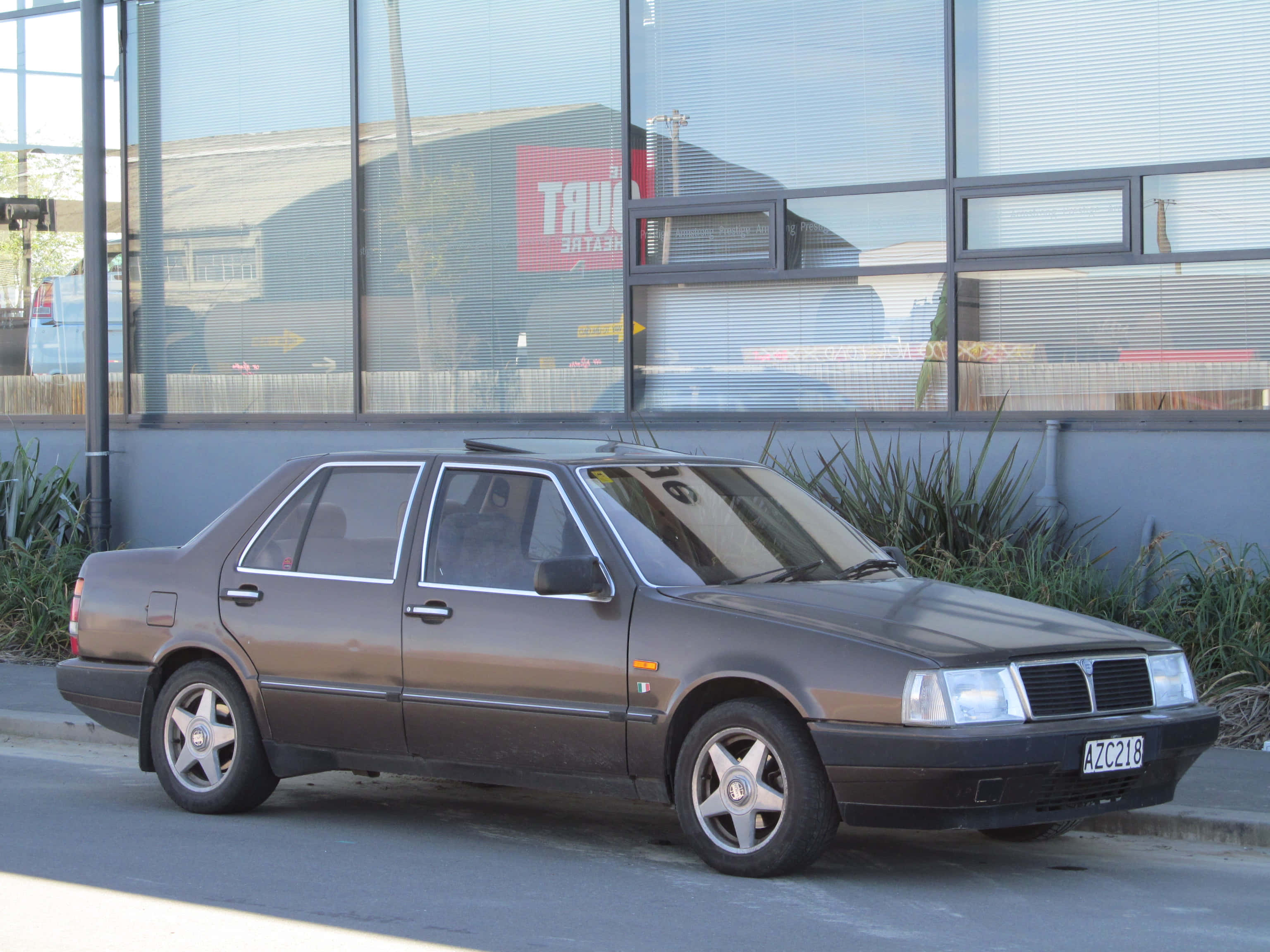 Lancia Thema, brown sedan, street, 2K Desktop Wallpaper