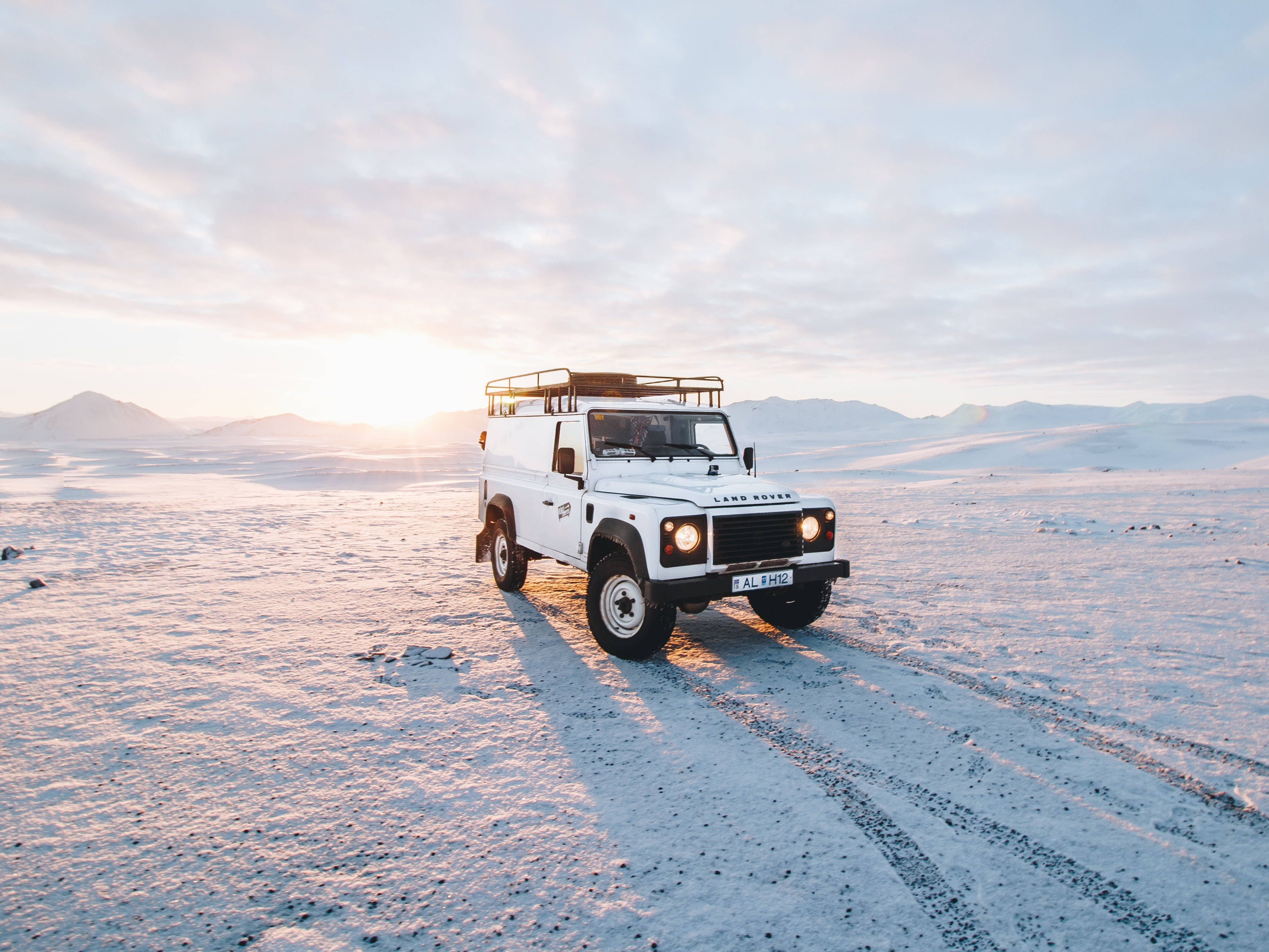 Land Rover Defender, snowy desert, sunrise, 4K Desktop Wallpaper