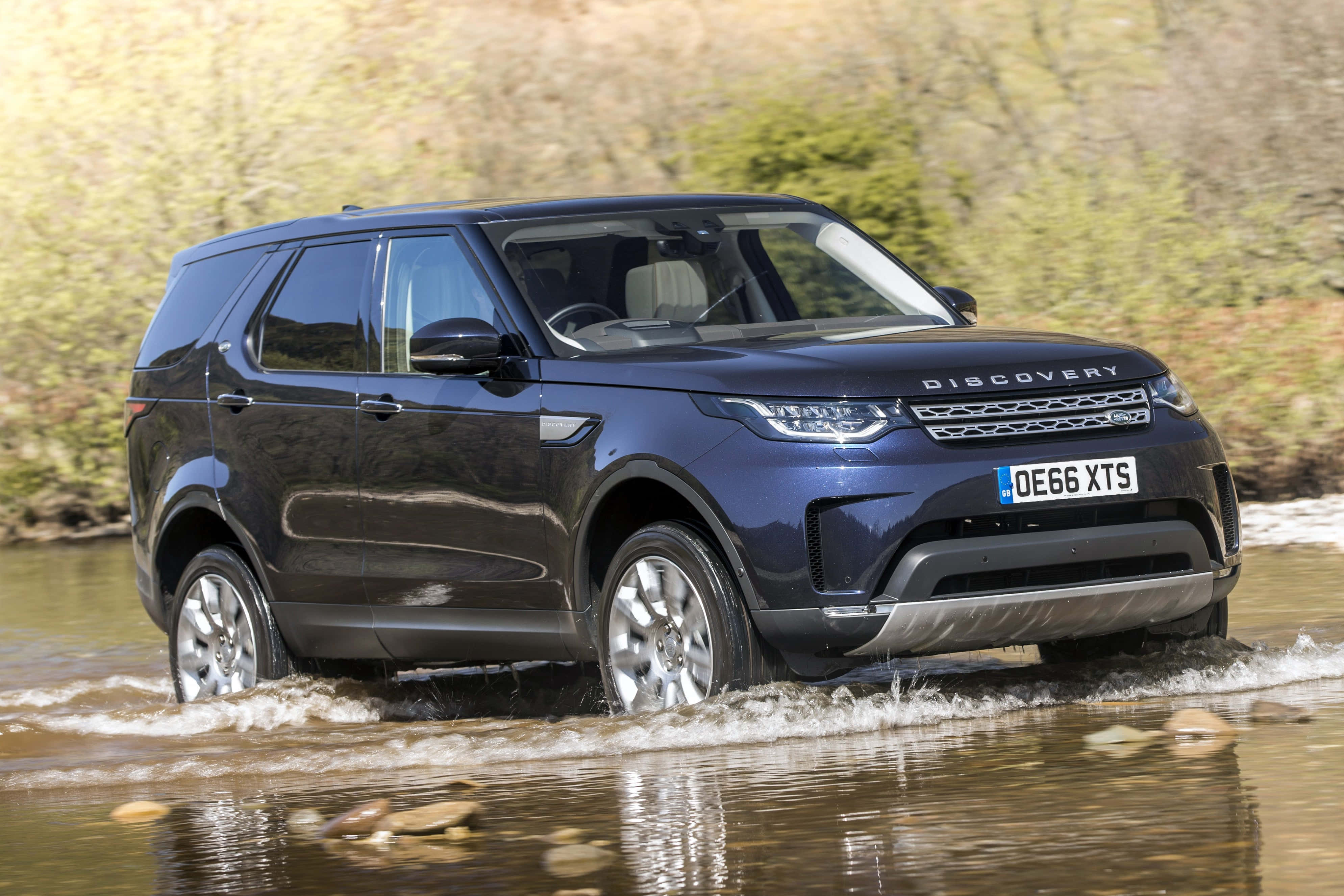 Land Rover Discovery, dark blue, shallow water, 4K Desktop Wallpaper