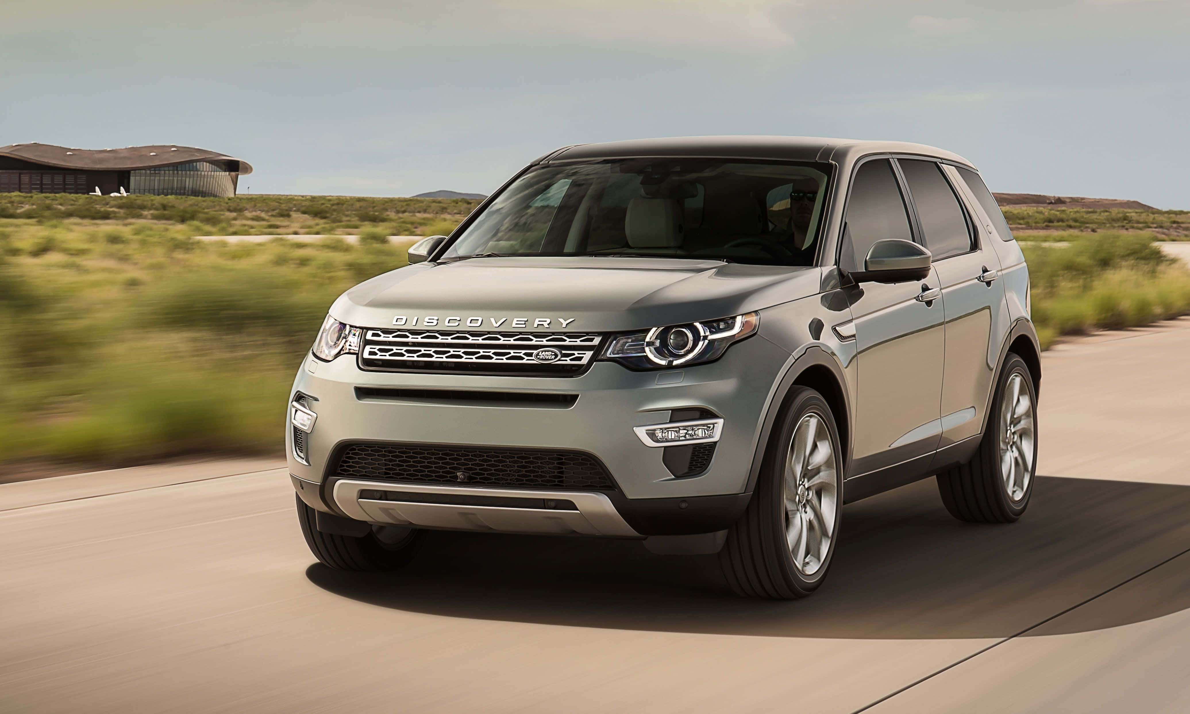 Land Rover Discovery, silver, desert road, 4K Desktop Wallpaper