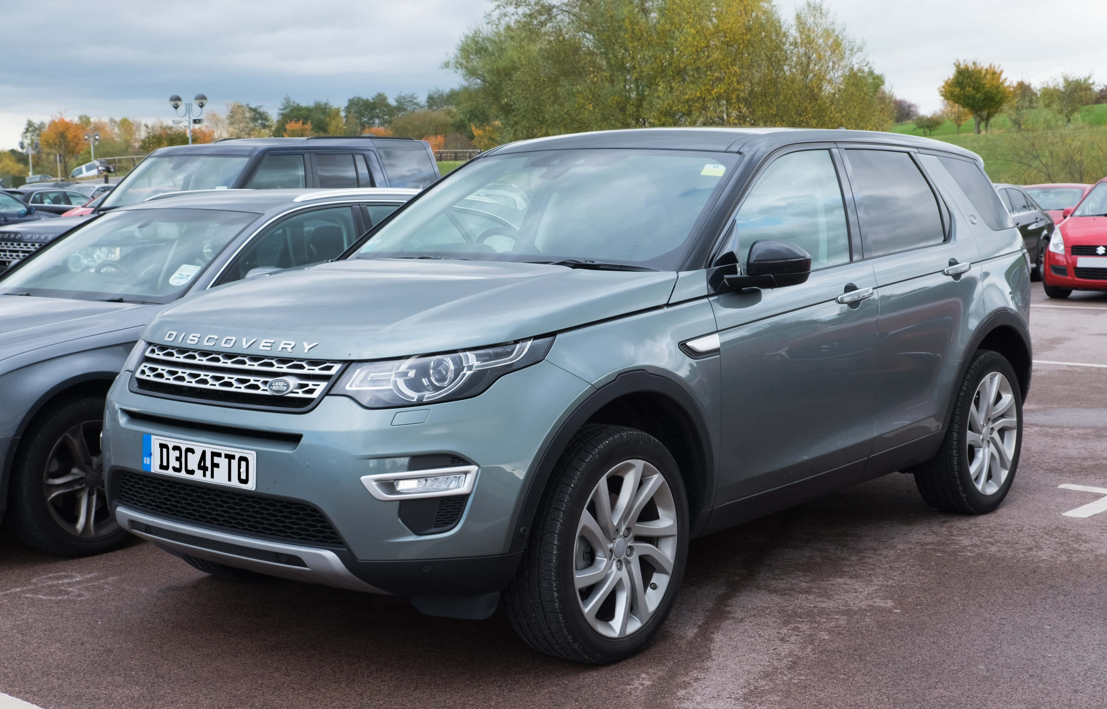 Land Rover Discovery, silver, autumn trees, 2K Desktop Wallpaper
