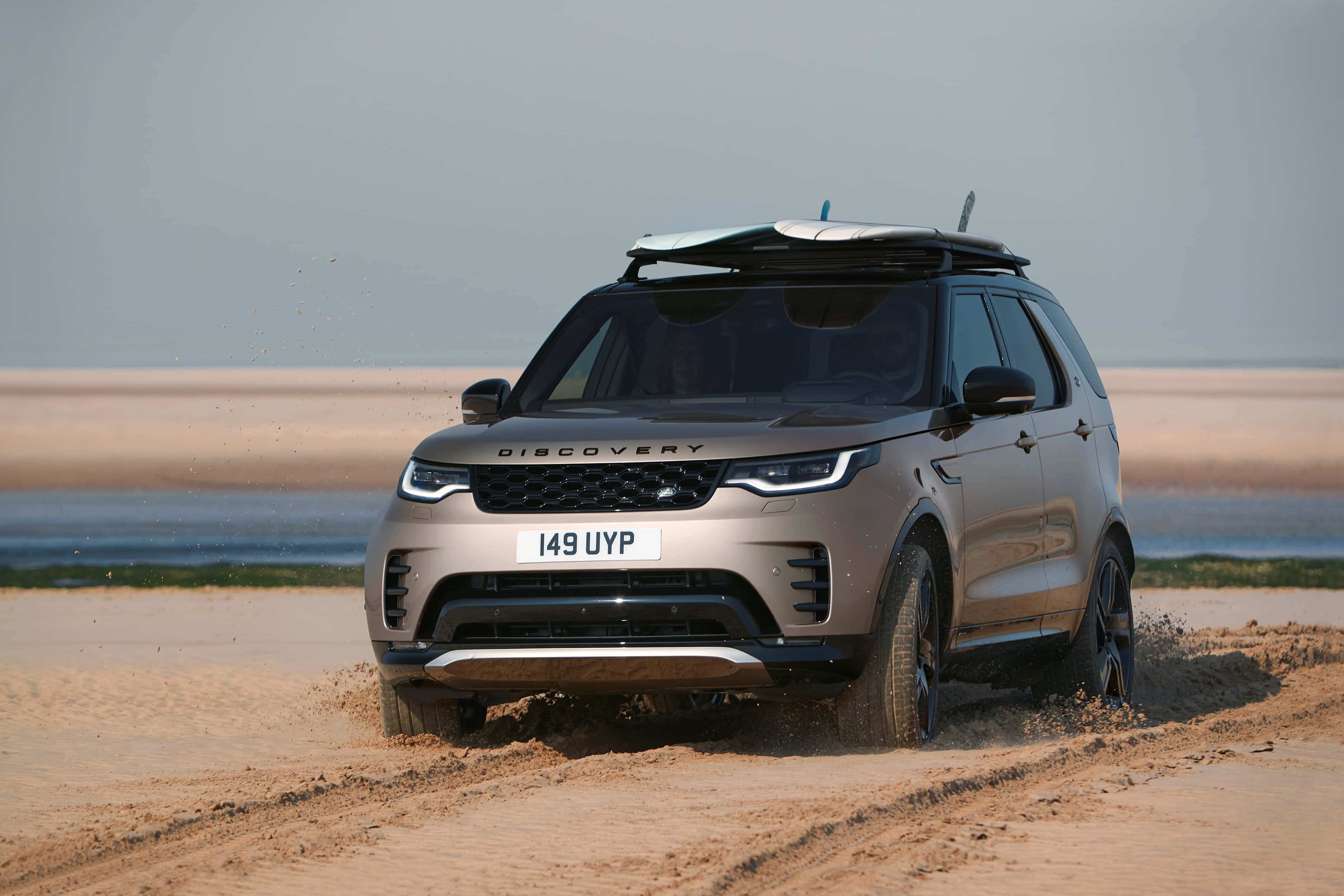 Land Rover Discovery, metallic SUV, wet sand, 2K Desktop Wallpaper