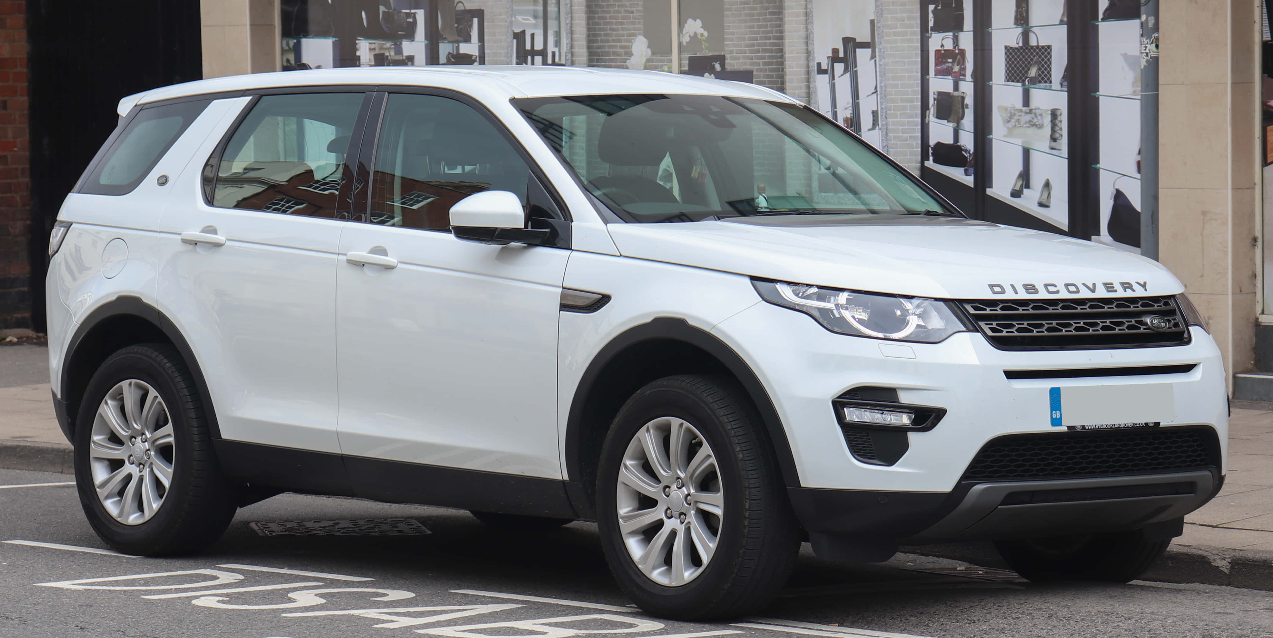 Land Rover Discovery, white, city street, 4K Desktop Wallpaper