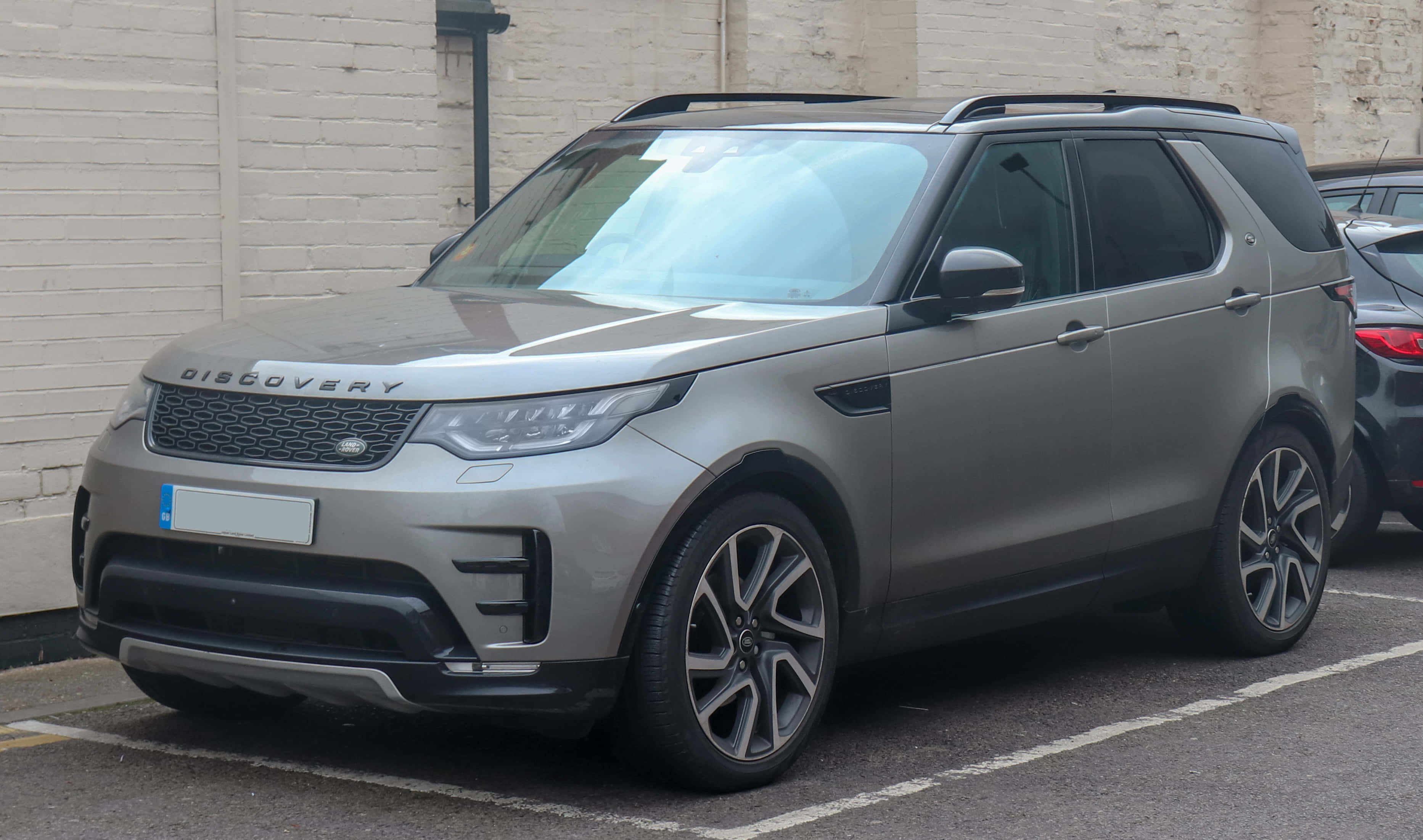 Land Rover Discovery, silver, city lot, 2K Desktop Wallpaper