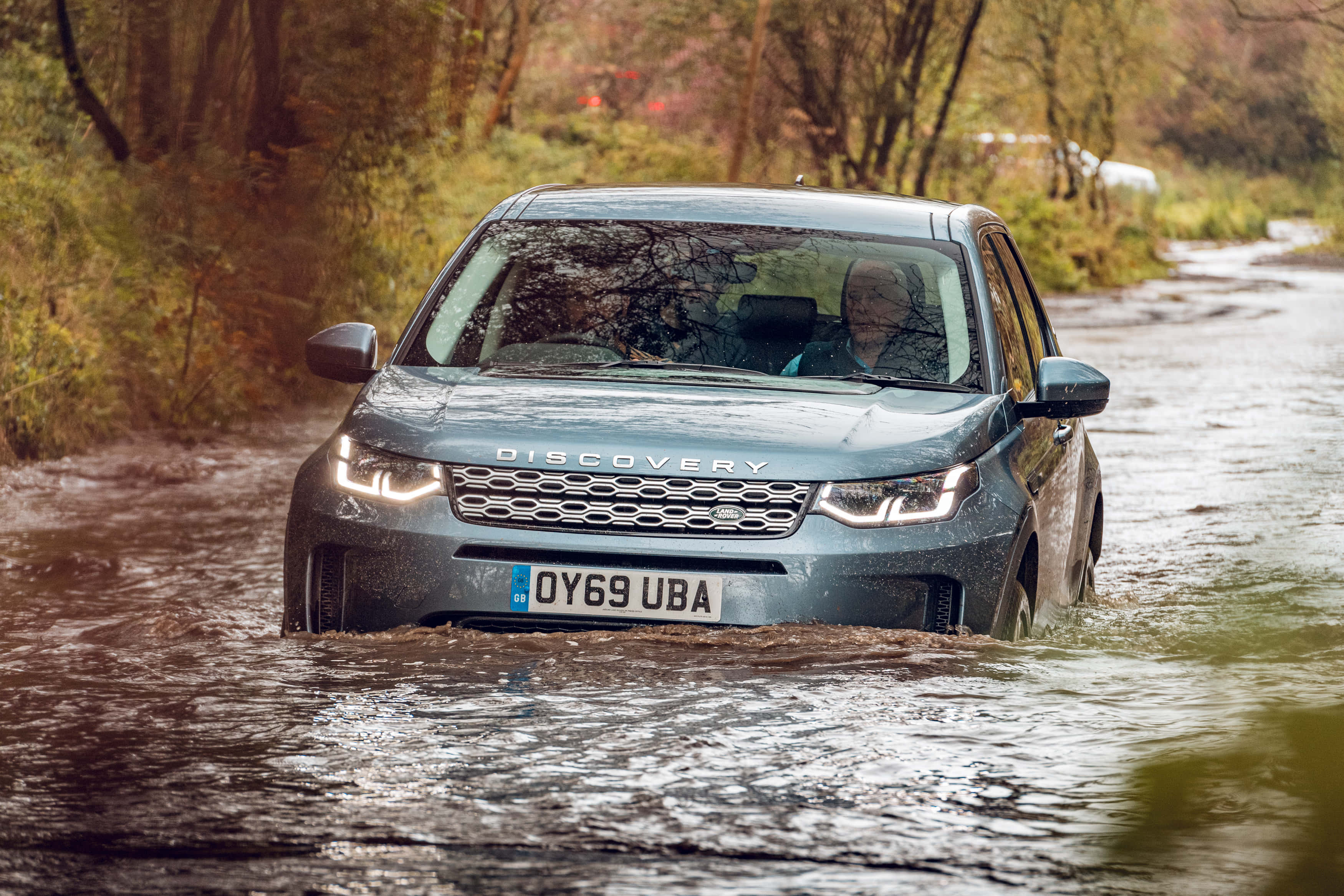 Land Rover Discovery, gray, muddy forest puddle, 2K Desktop Wallpaper
