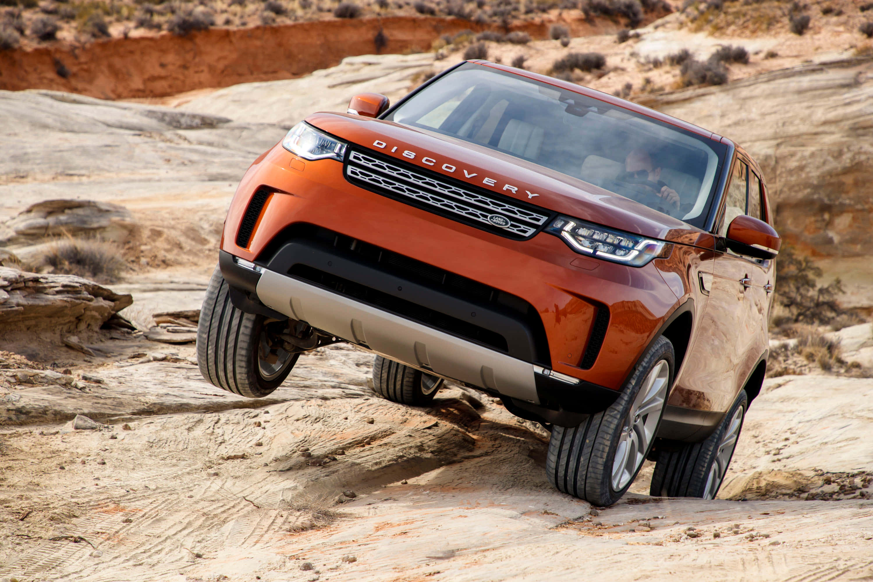 Land Rover Discovery, orange, desert terrain, 2K Desktop Wallpaper
