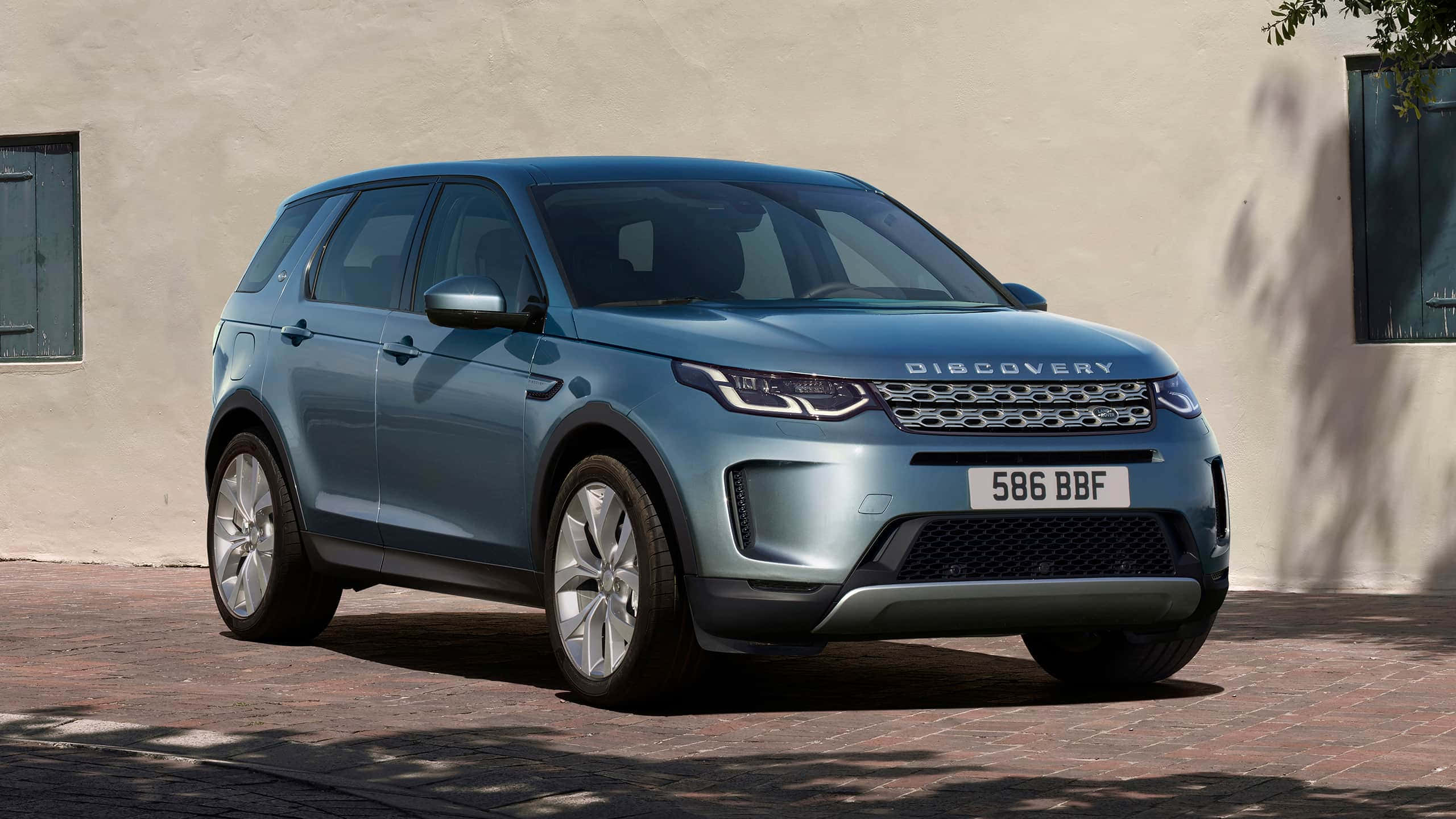 Land Rover Discovery, blue, sunlit brick driveway, 2K Desktop Wallpaper