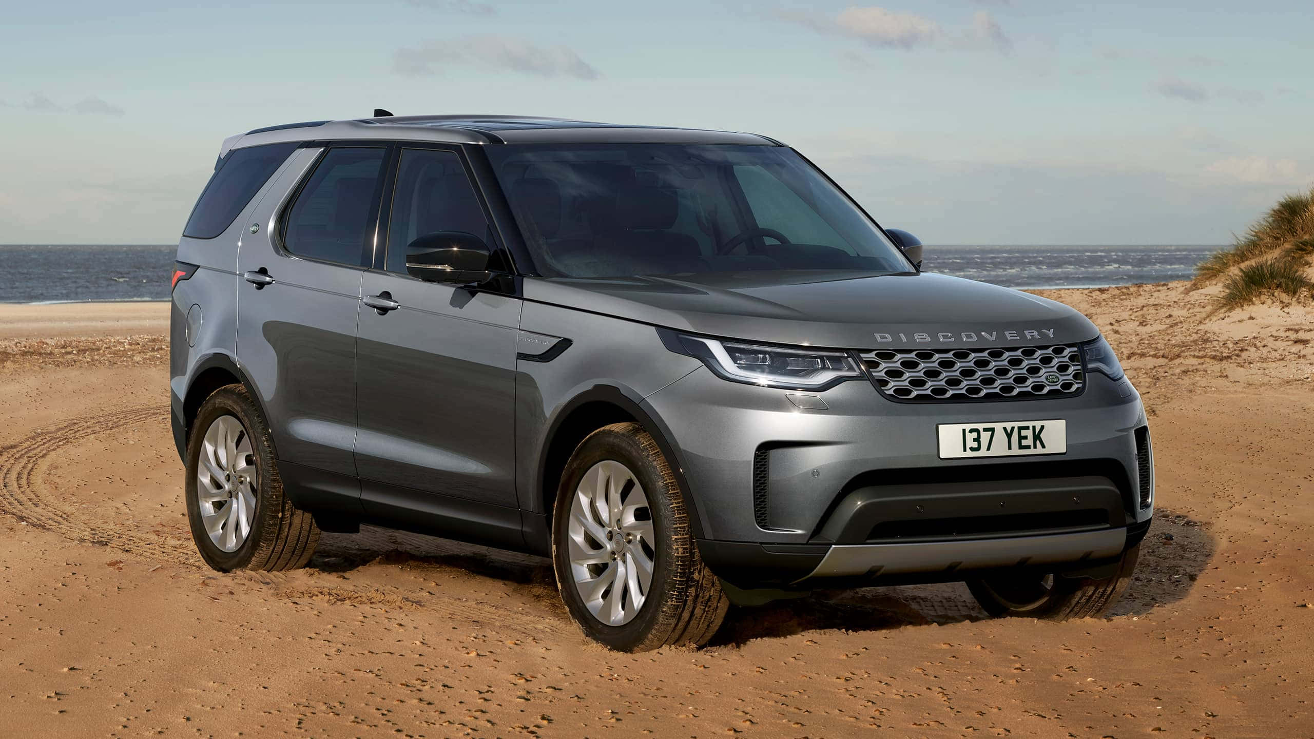 Land Rover Discovery, 2023, sandy beach, 2K Desktop Wallpaper