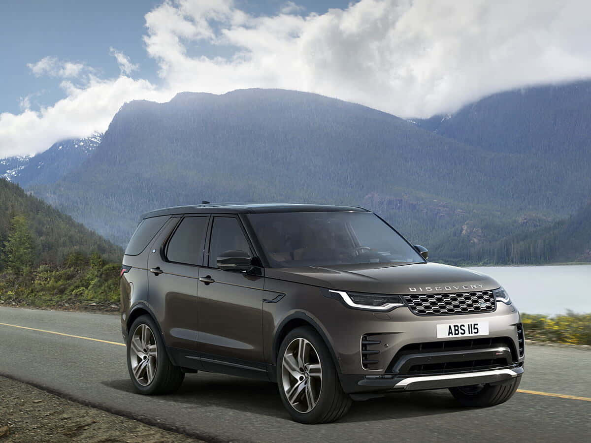 Land Rover Discovery, mountain road, lake, SD Desktop Wallpaper