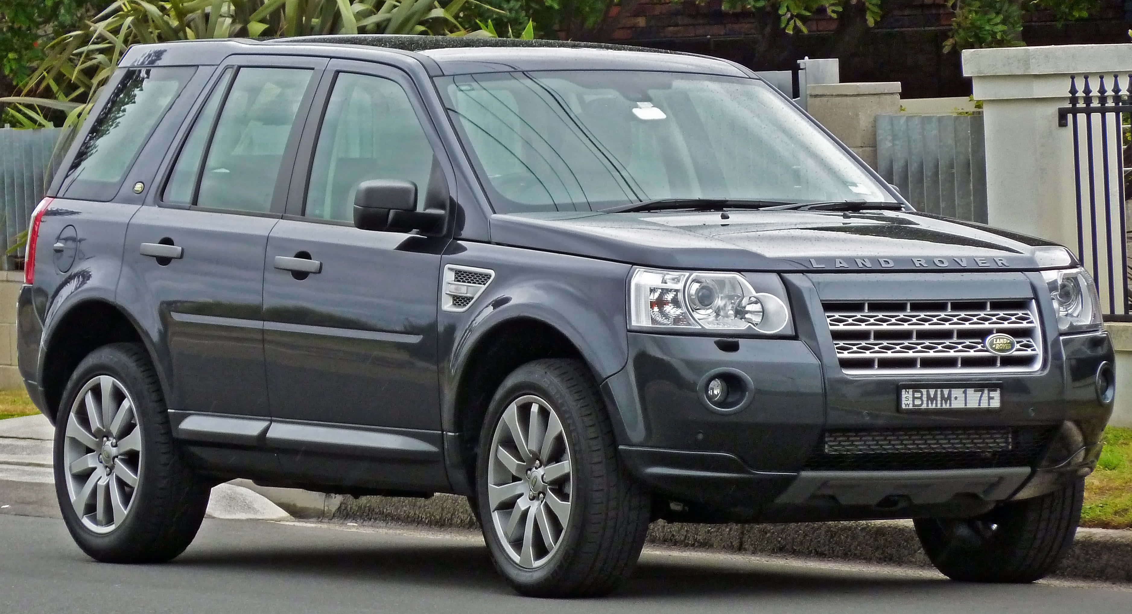 Land Rover Freelander, dark gray, suburban street, 2K Desktop Wallpaper