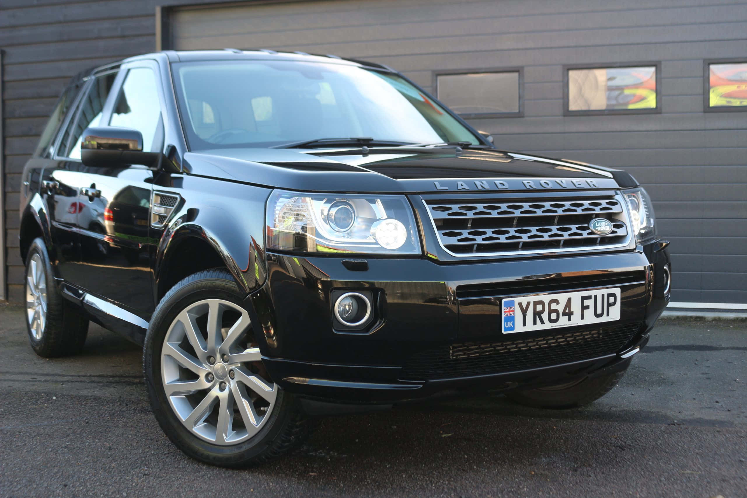 Land Rover Freelander, glossy black, modern gray garage, 2K Desktop Wallpaper