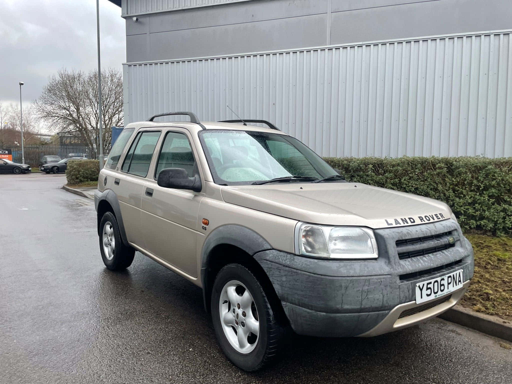 Land Rover Freelander, beige, wet asphalt lot, Full HD Desktop Wallpaper