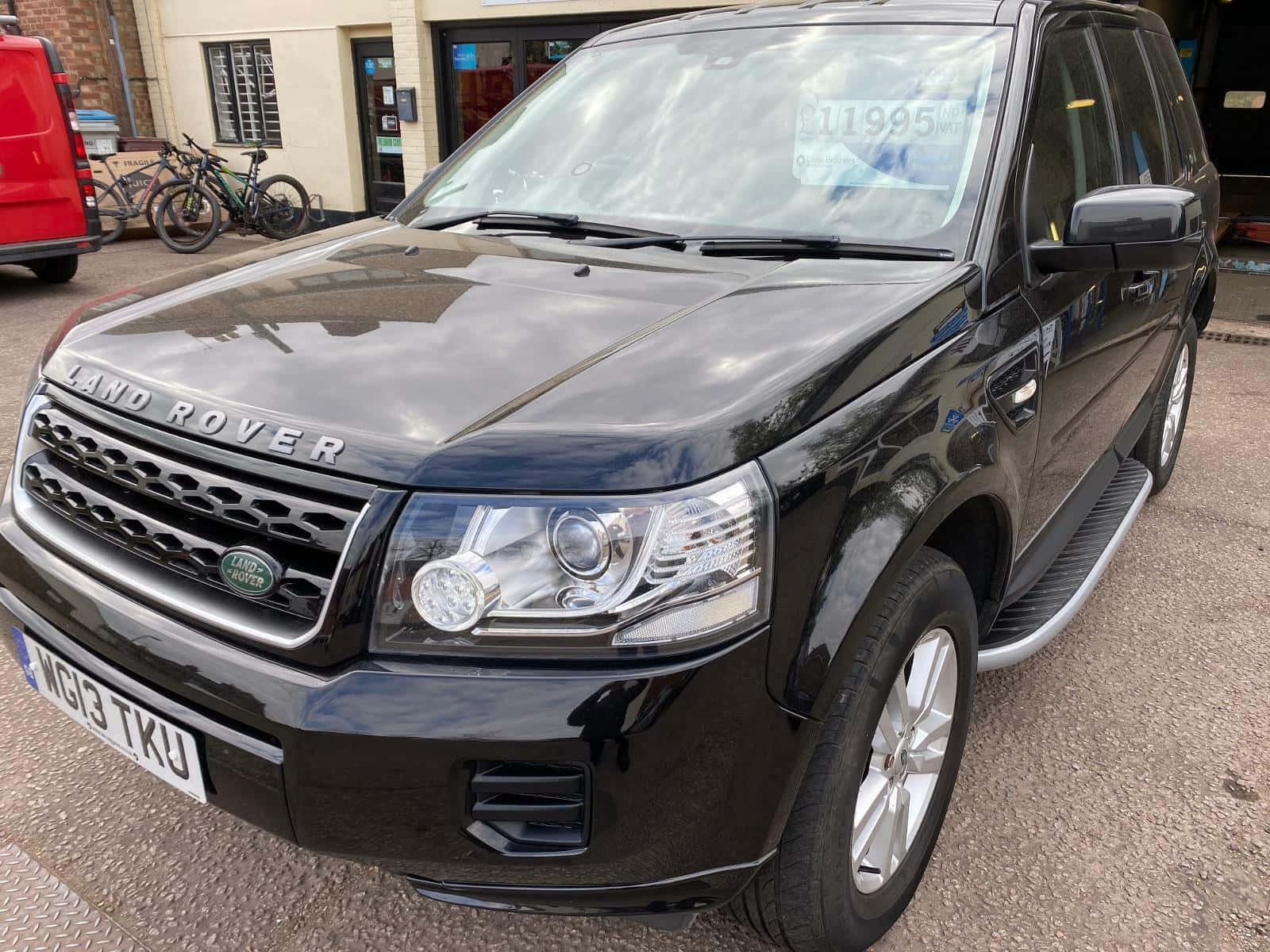 Land Rover Freelander, glossy black, paved lot, HD Desktop Wallpaper
