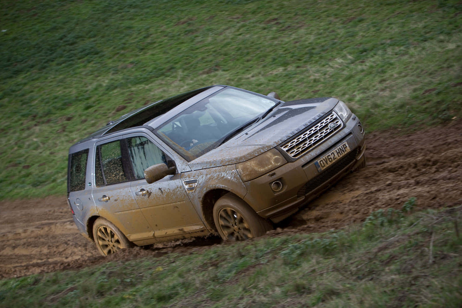Land Rover Freelander, muddy silver, grassy hillside, HD Desktop Wallpaper