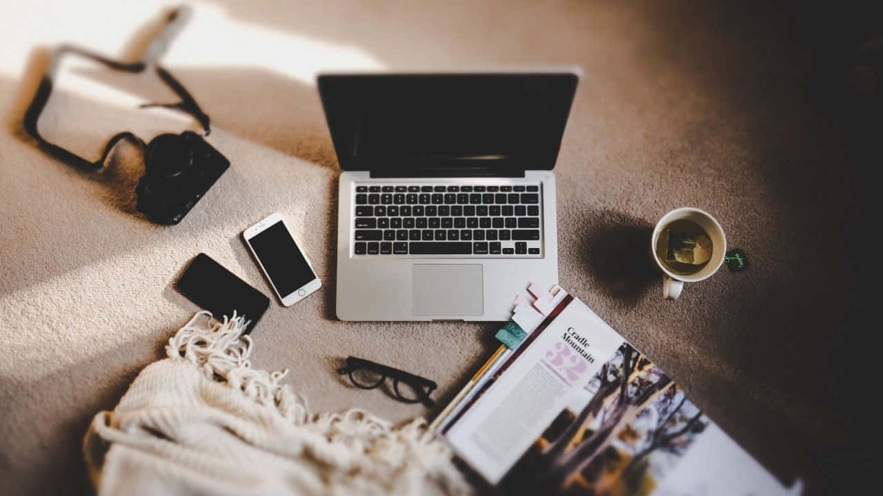 laptop, Apple, carpeted floor, HD Desktop Wallpaper