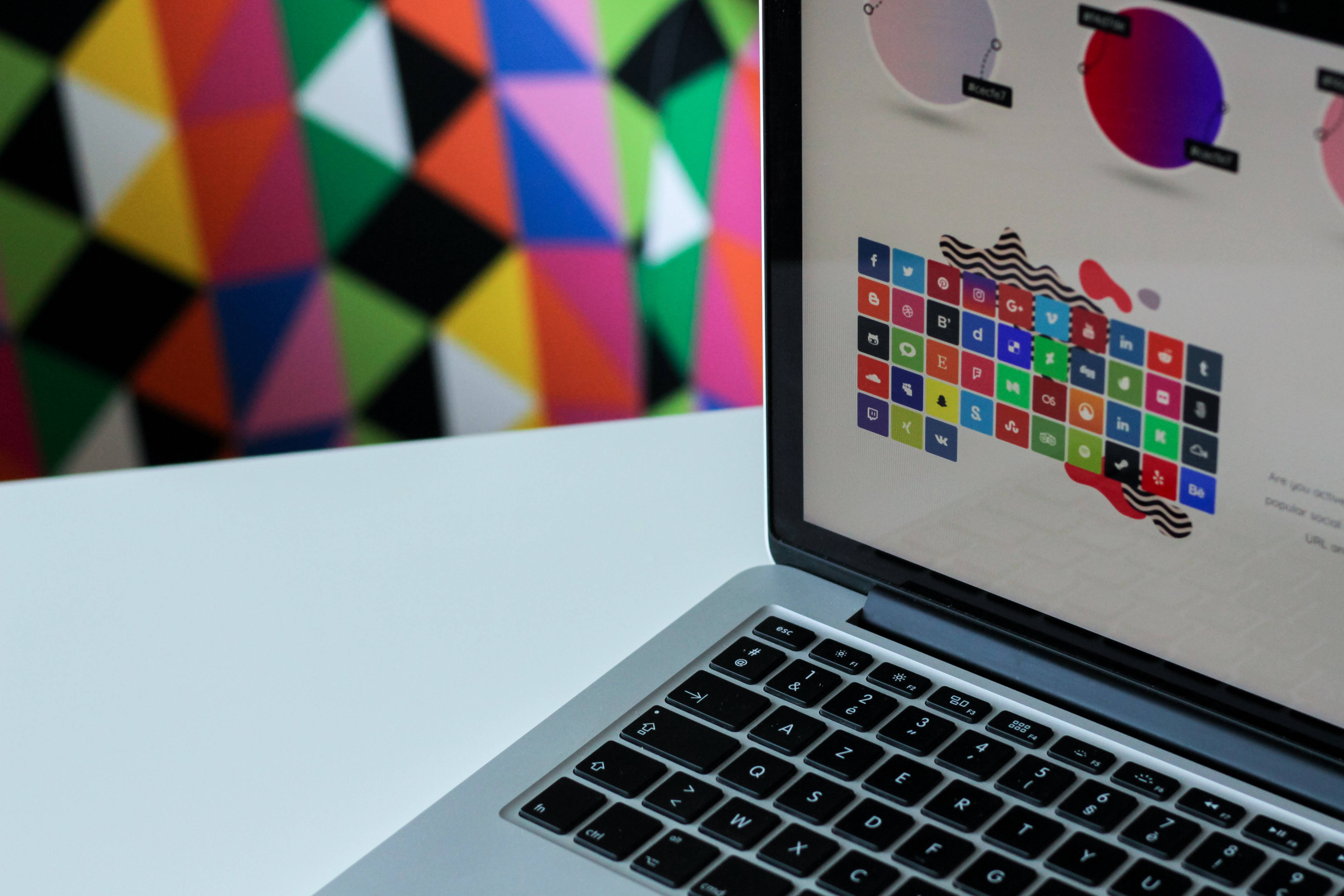 laptop, geometric wallpaper, bold triangles, 4K Desktop Wallpaper