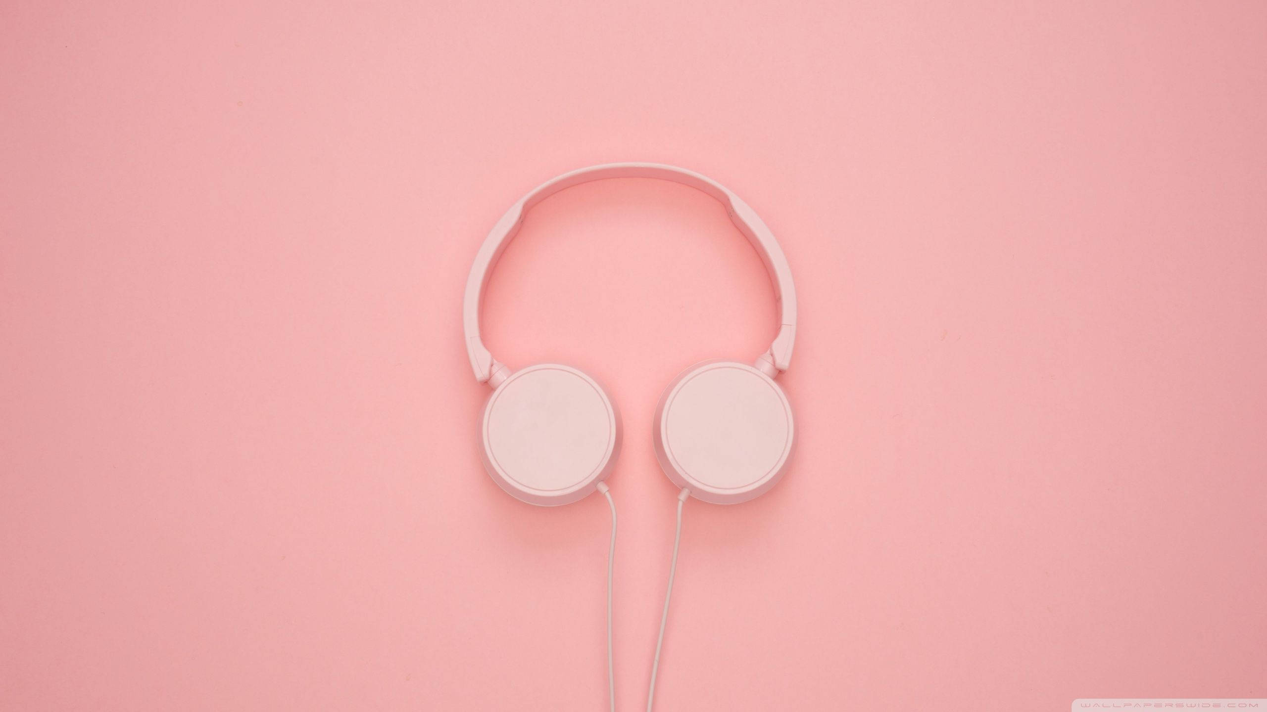 aesthetic peach headphones, laptop, minimalist white over-ear headphones, 2K Desktop Wallpaper