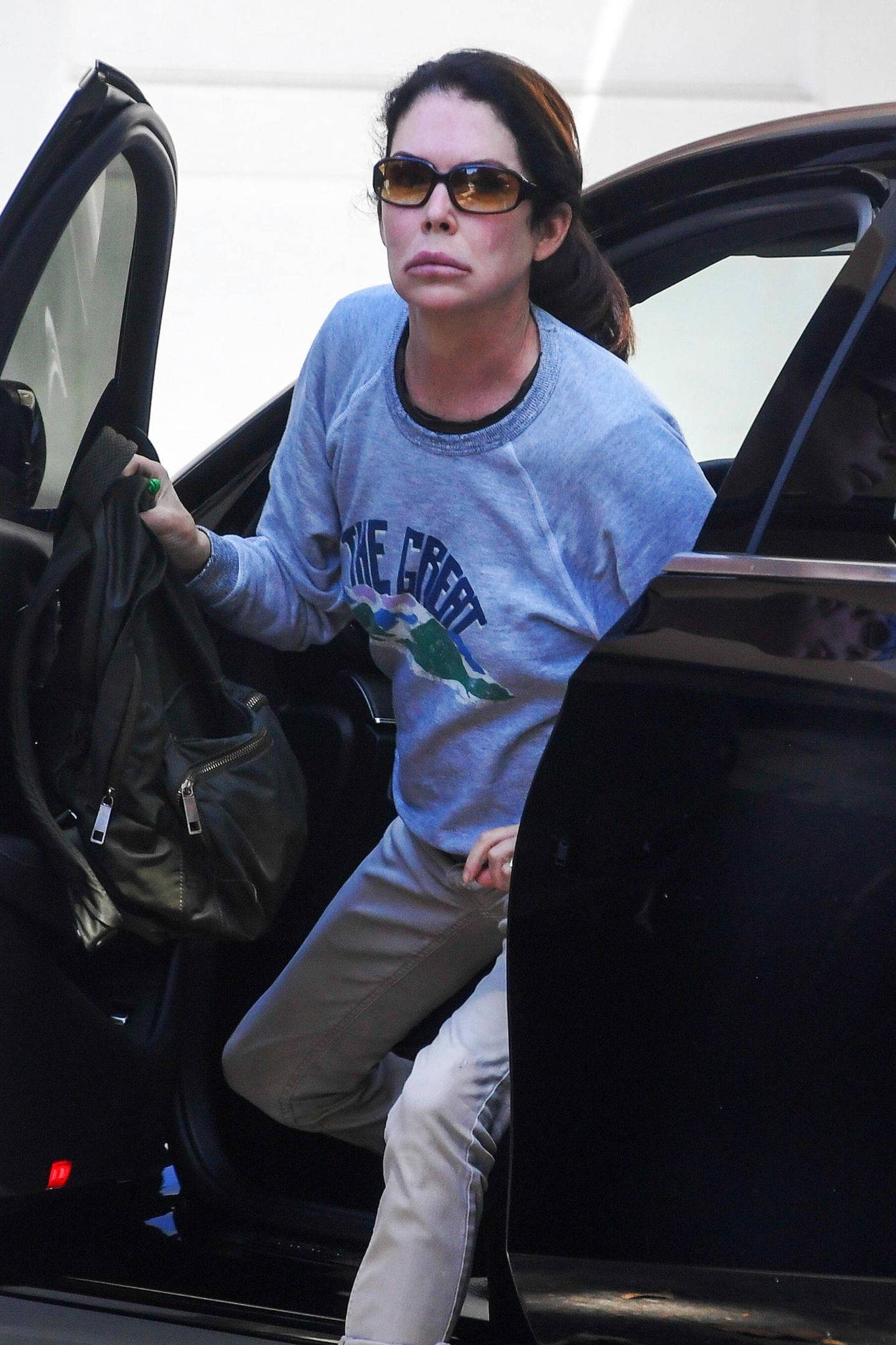 Lara Flynn Boyle, gray sweatshirt, sunglasses, Full HD Phone Wallpaper