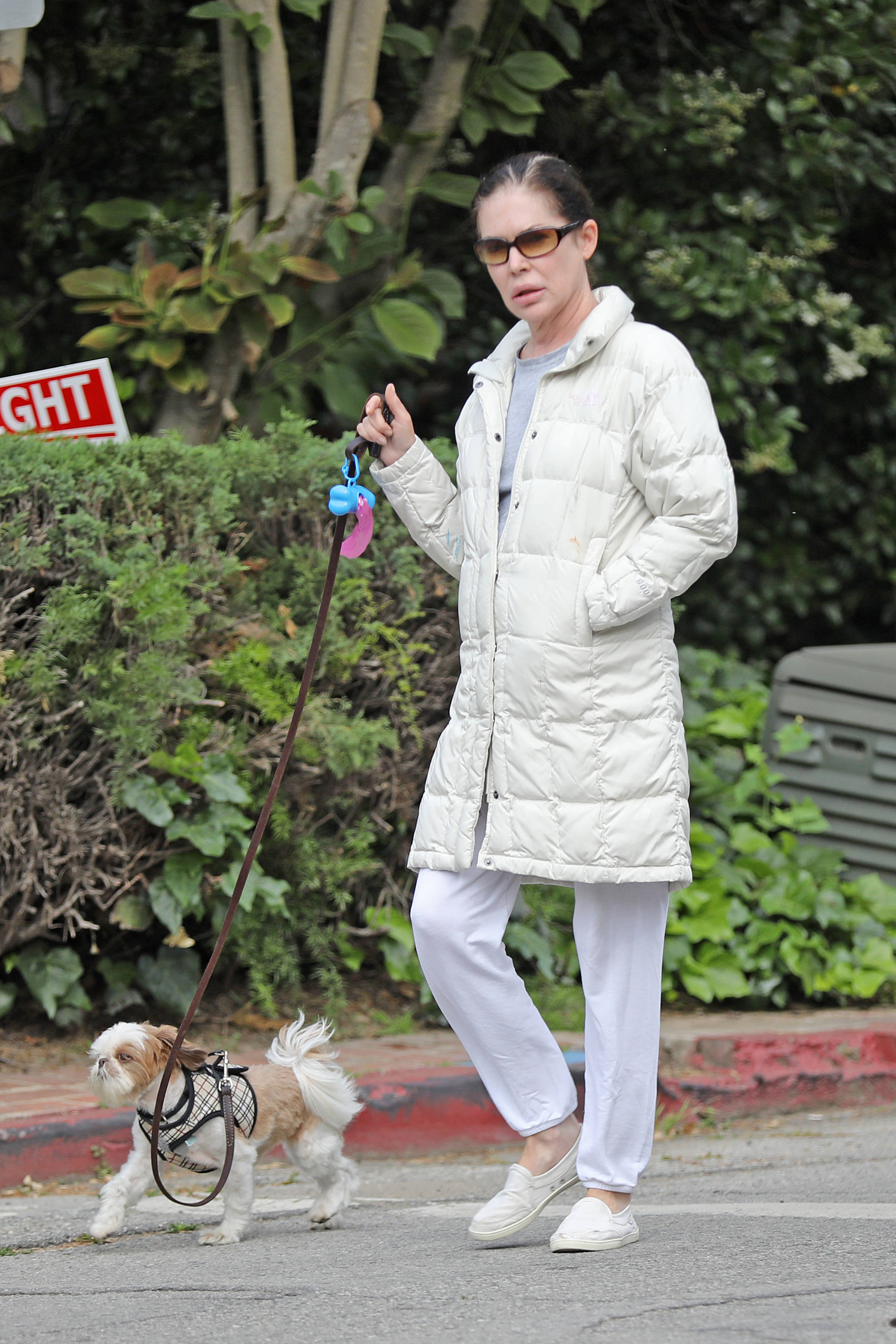 Lara Flynn Boyle, white puffer coat, small fluffy dog, 2K Phone Wallpaper