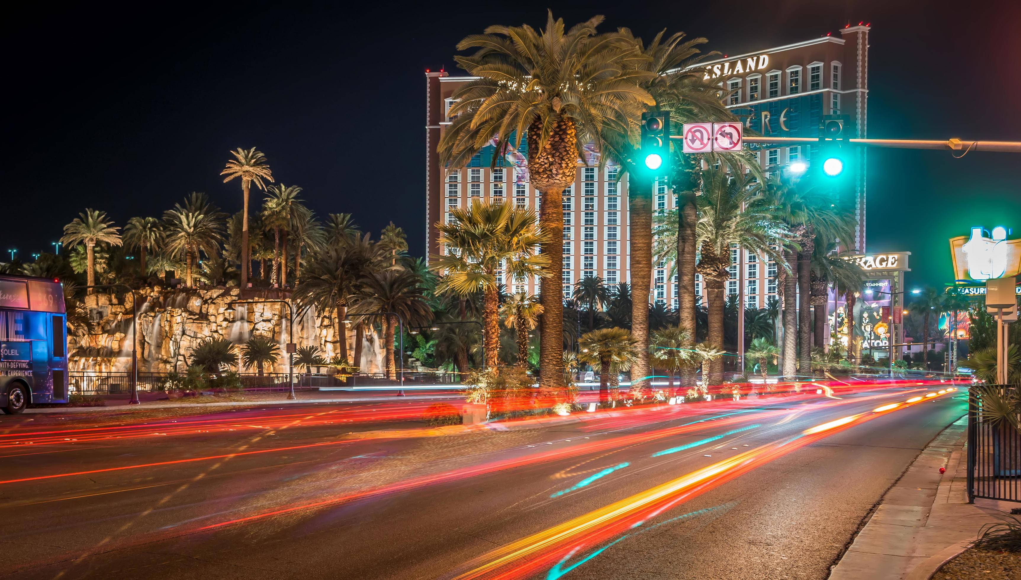 Las Vegas Night, stoplight, light trails, 2K Desktop Wallpaper
